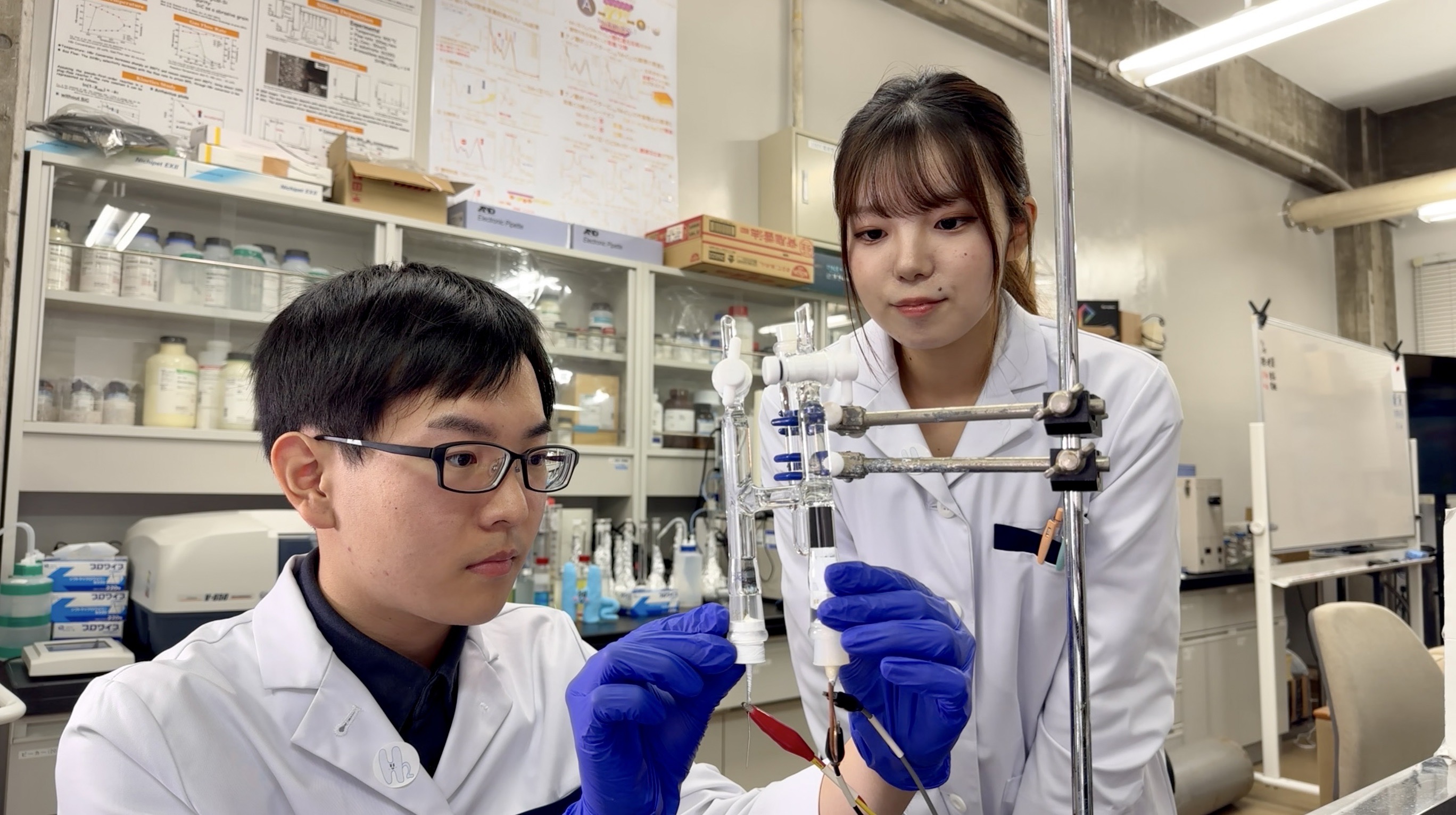 水素グループの実験の様子