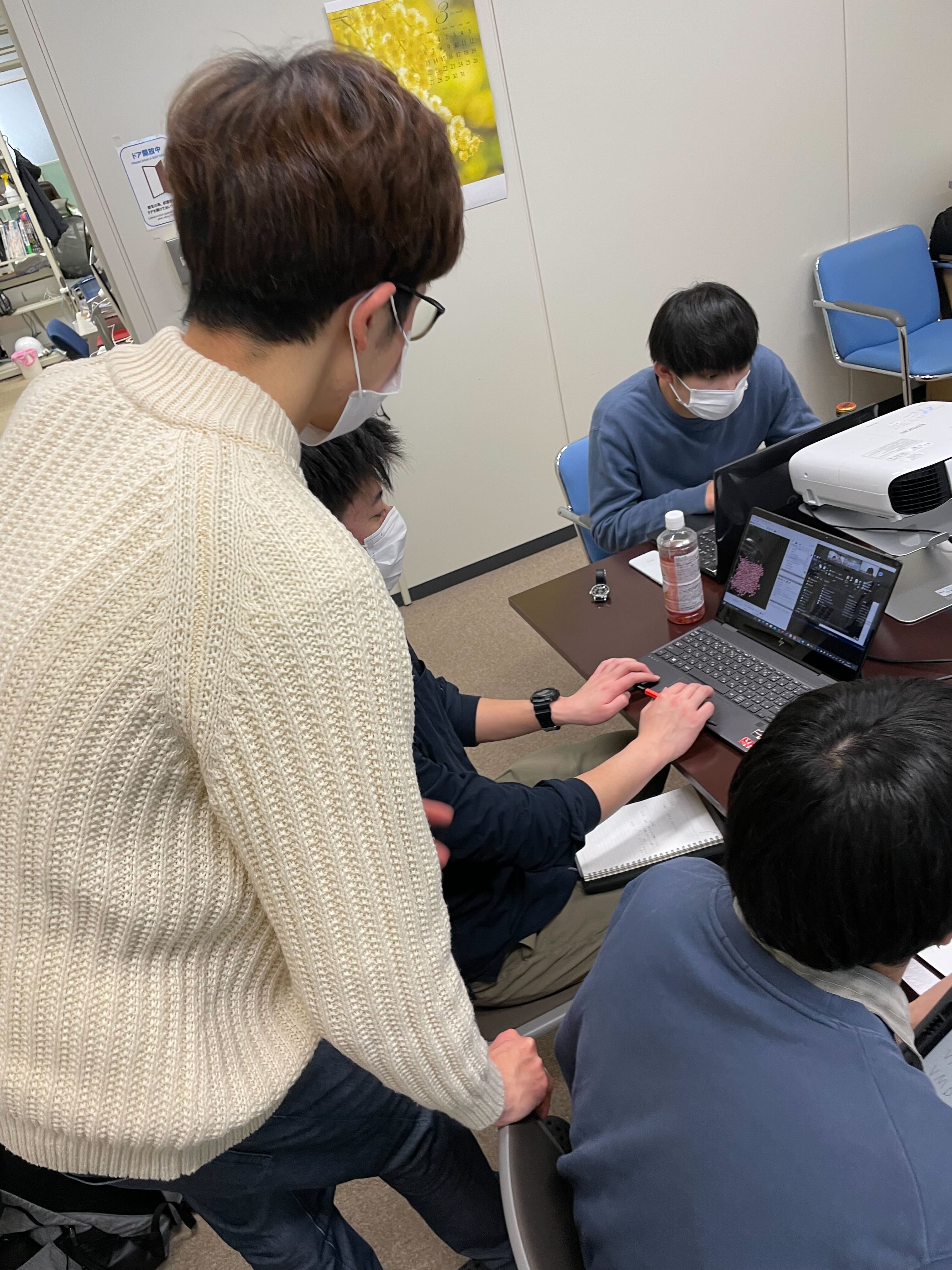 インターンシップのようす。分子シミュレーションに興味のある学部生や高専生を招いて、演習形式で分子シミュレーションの方法論や特徴を学ぶ機会を定期的に提供しています。