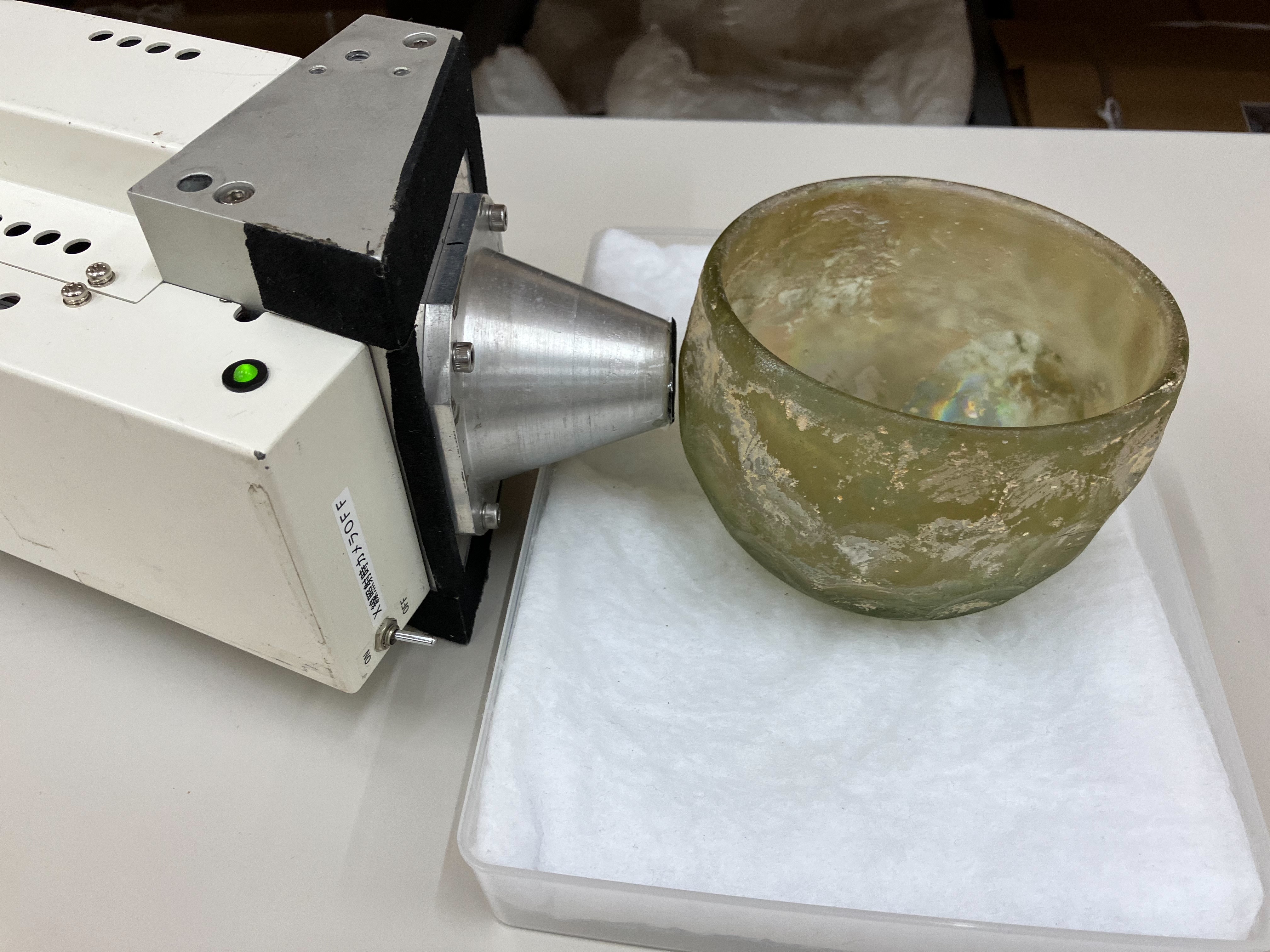 岡山市立オリエント美術館にて古代ガラス製品を非破壊で分析している際の様子