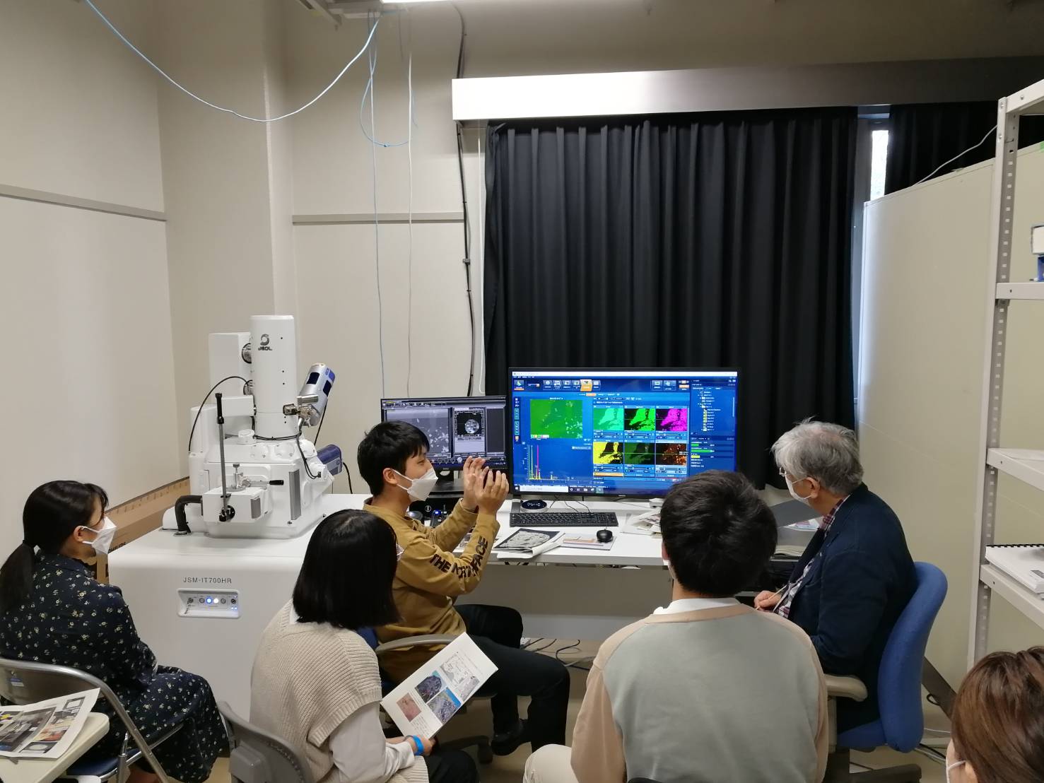 岩石試料を分析している様子。