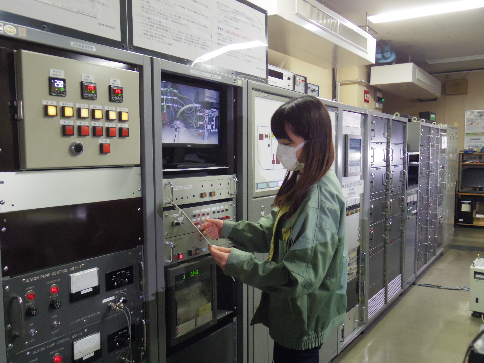 研究室の学生さんが制御室で加速器を運転している様子。電子加速器、中性子ビーム発生源、中性子輸送光学素子、測定試料(研究したい「モノ」)、中性子検出器、中性子実験データ解析という研究方法全てに関与し、最終的には様々なサイエンスを展開します。全ての技術習得は大変ですが、全部できるようになると楽しいです。