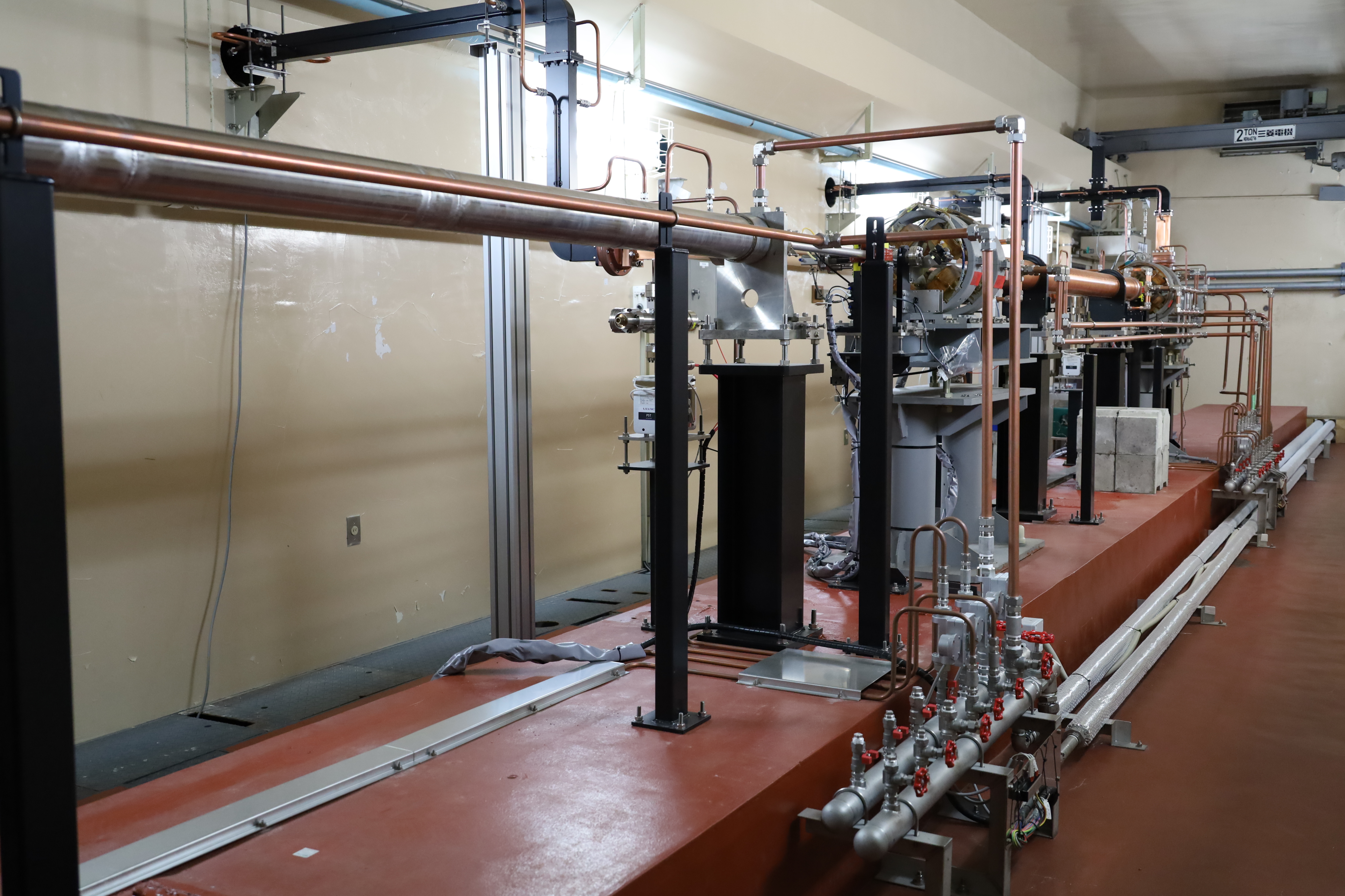 北海道大学・工学部・機械知能工学科の電子加速器。32メガ電子ボルトという高エネルギーの電子ビームを、中性子発生ステーションに撃ち出している大型実験施設です。加速器は札幌キャンパスの地下に建設されています。2024年度に建屋が改修され、ピカピカになる予定です。
