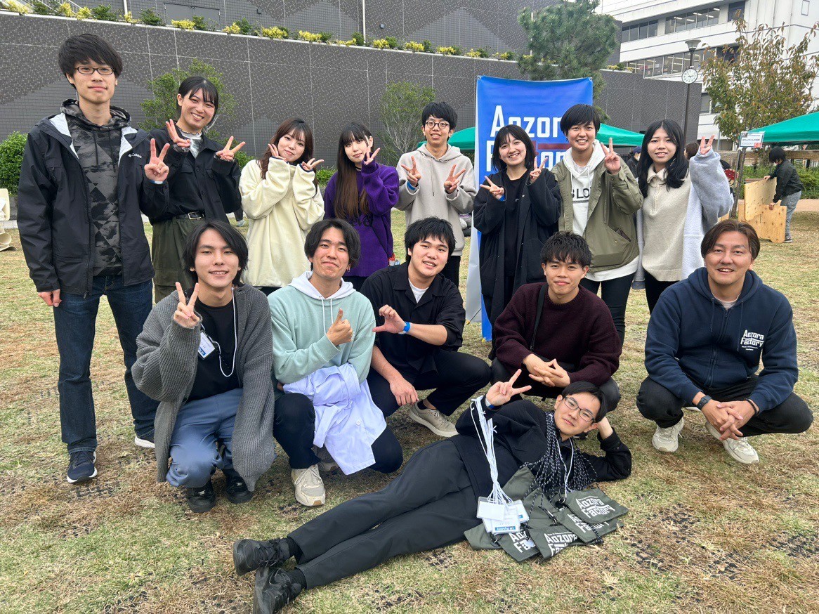 友野研究室のメンバー。当ラボでは研究の他に産学官の地域連携活動にも積極的に参加しています。