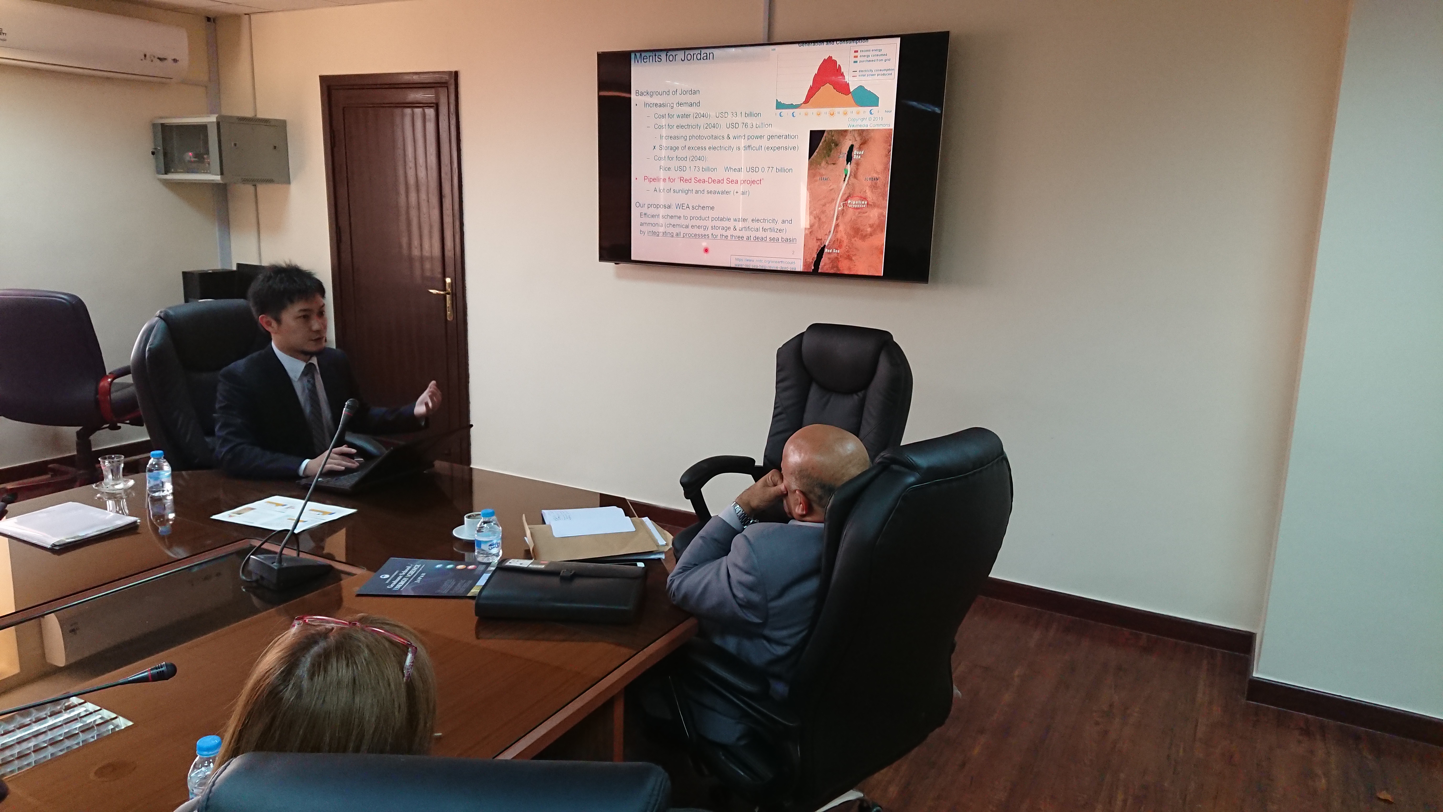 研究構想の応用先候補であるヨルダンの方々へ、自分の研究構想をプレゼンしています。