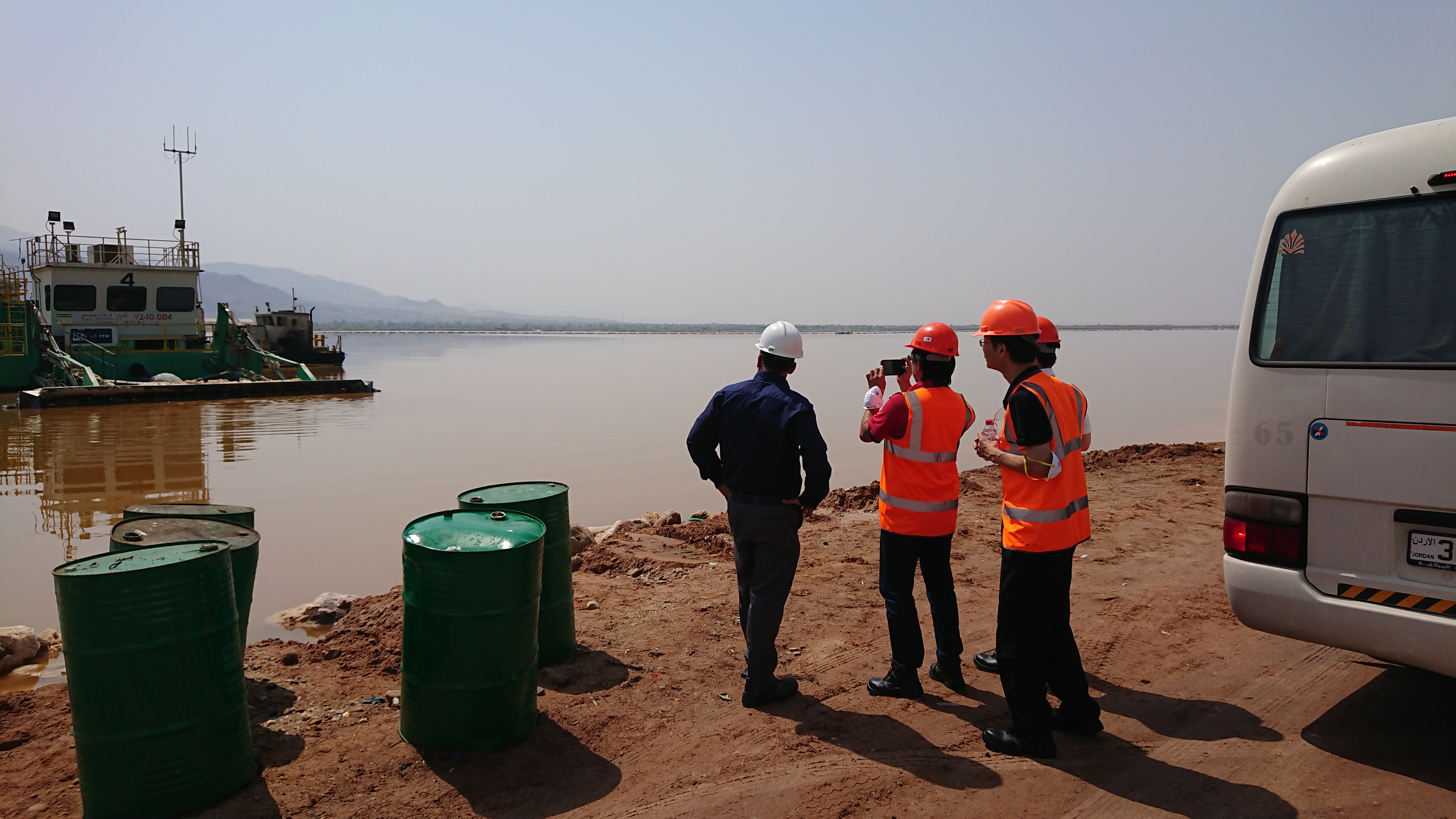 ヨルダンの死海の調査をしているところです。