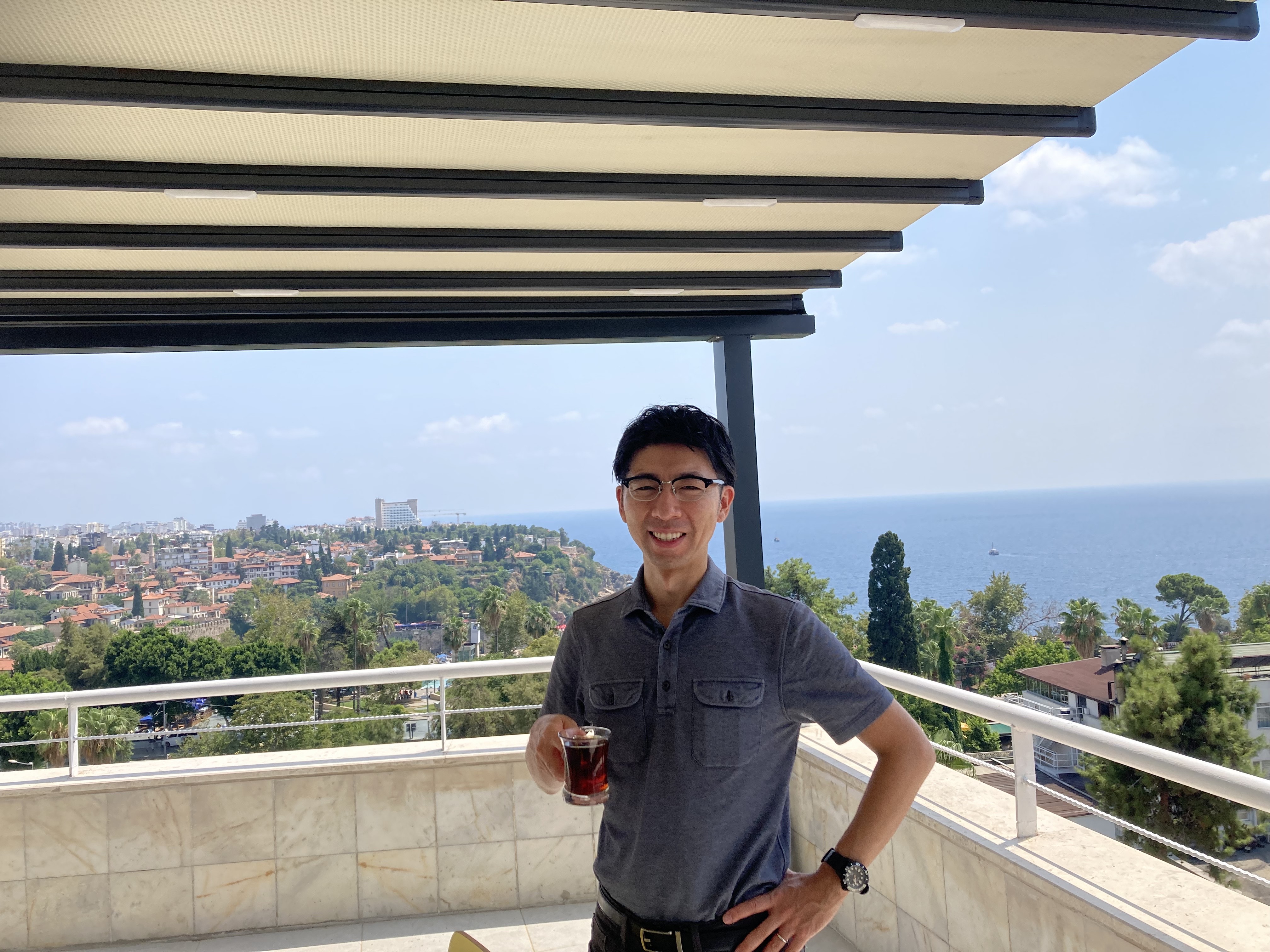 現地の共同研究者と仕事をするために、トルコのアンタルヤという街を訪れた時の写真です。仕事の合間に眺めの良いバルコニーでコーヒーを頂きました。