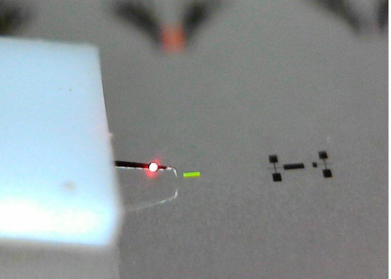 実験風景。物質表面を先端の鋭い針でスキャンし、ナノスケール(1mmの100万分の1)の構造を可視化する。