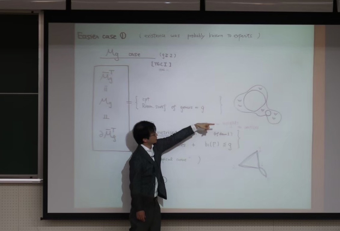 講演中の一コマ(2019年)。しかしスーツで講演することはかなり稀です...。