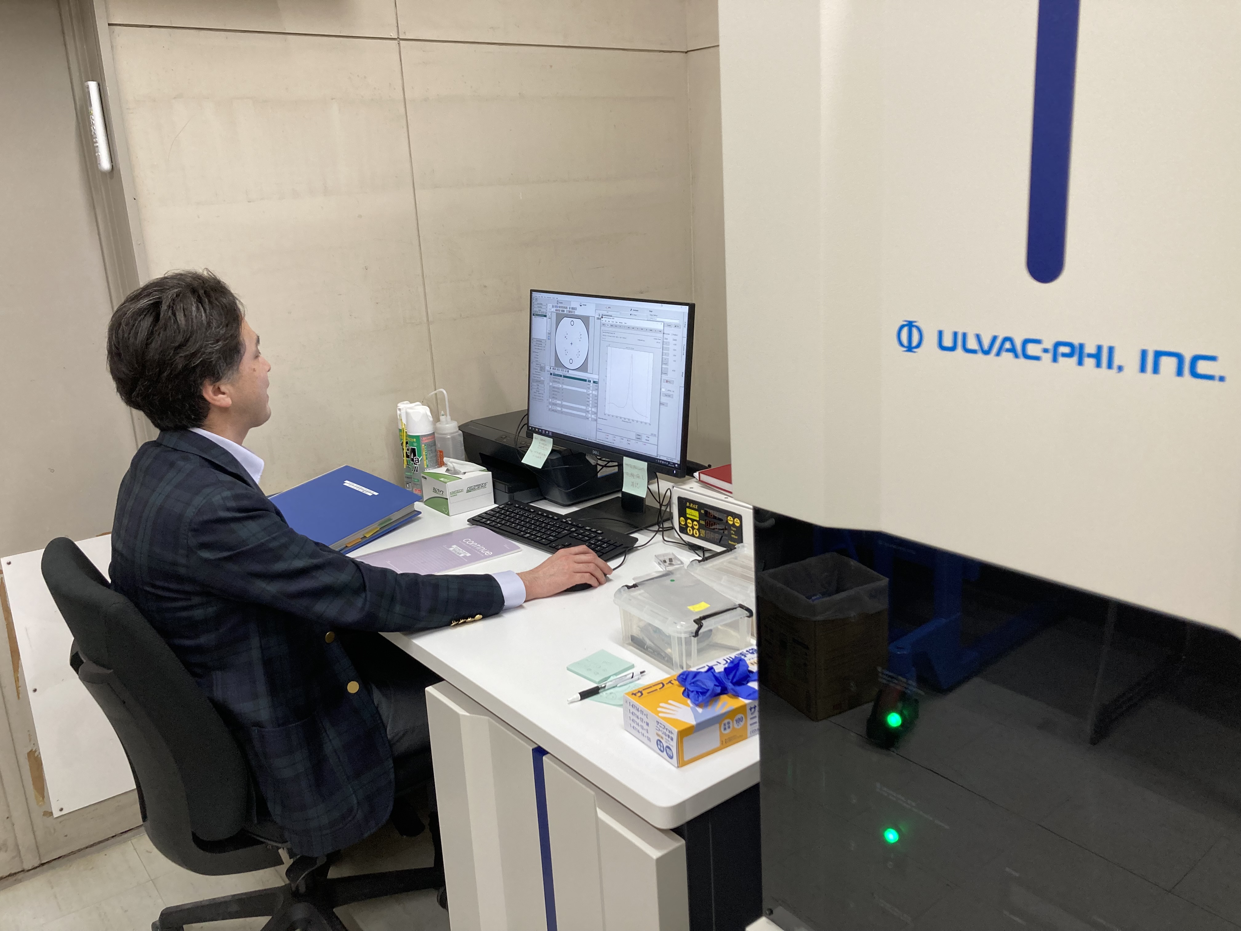 X線光電子分光装置で電池材料の解析を行っています。