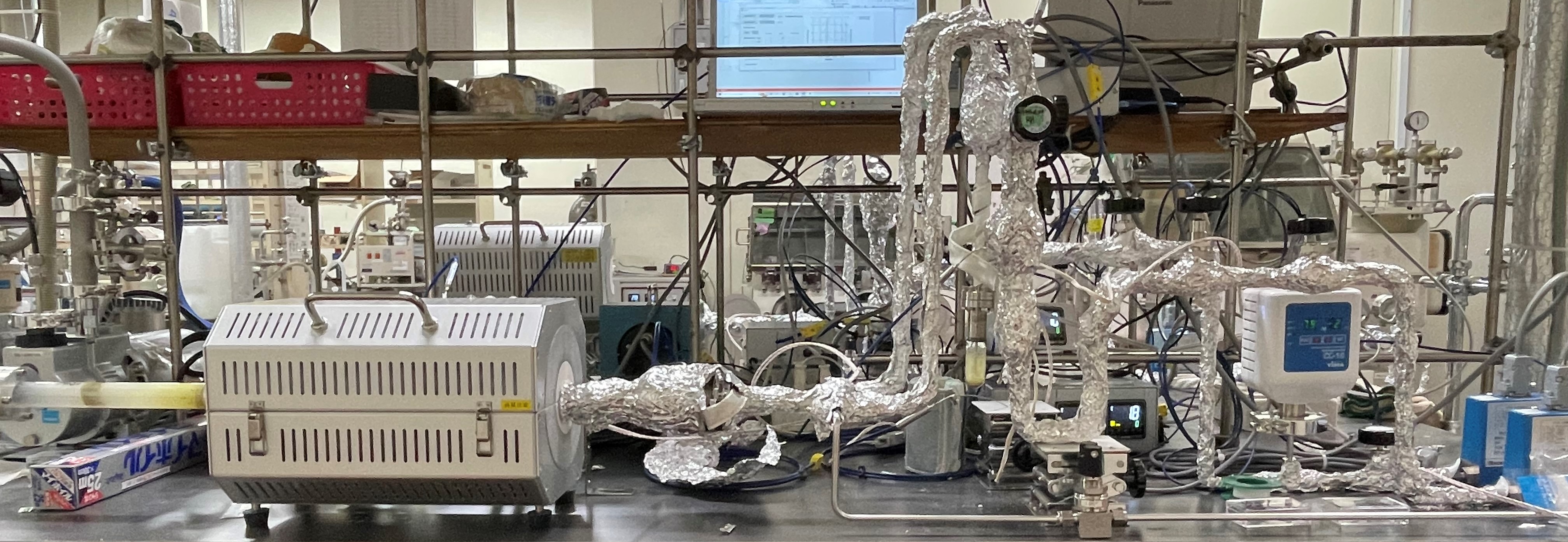 自作の化学気相蒸着装置です。原料ガスの供給量はコンピュータ制御しており、市販の装置では対応できない実験が可能になっています。自分で装置を組み上げるには時間と手間がかかりますが、自分のアイデアを形にできる楽しさもあります。それが大学研究における醍醐味とも言えるでしょう。