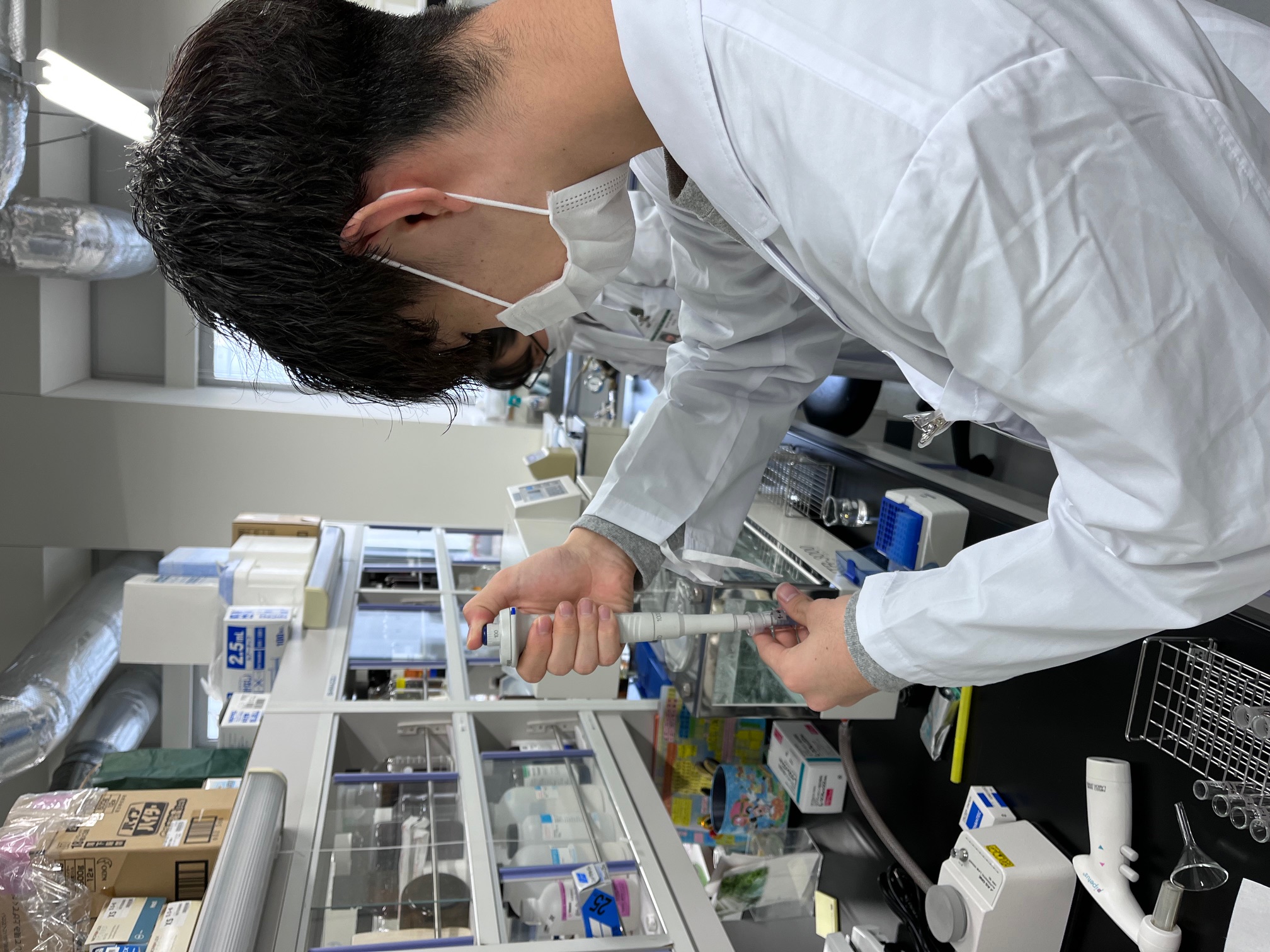 必要な時間に錠剤から薬の成分が溶けだしているかを評価しています。