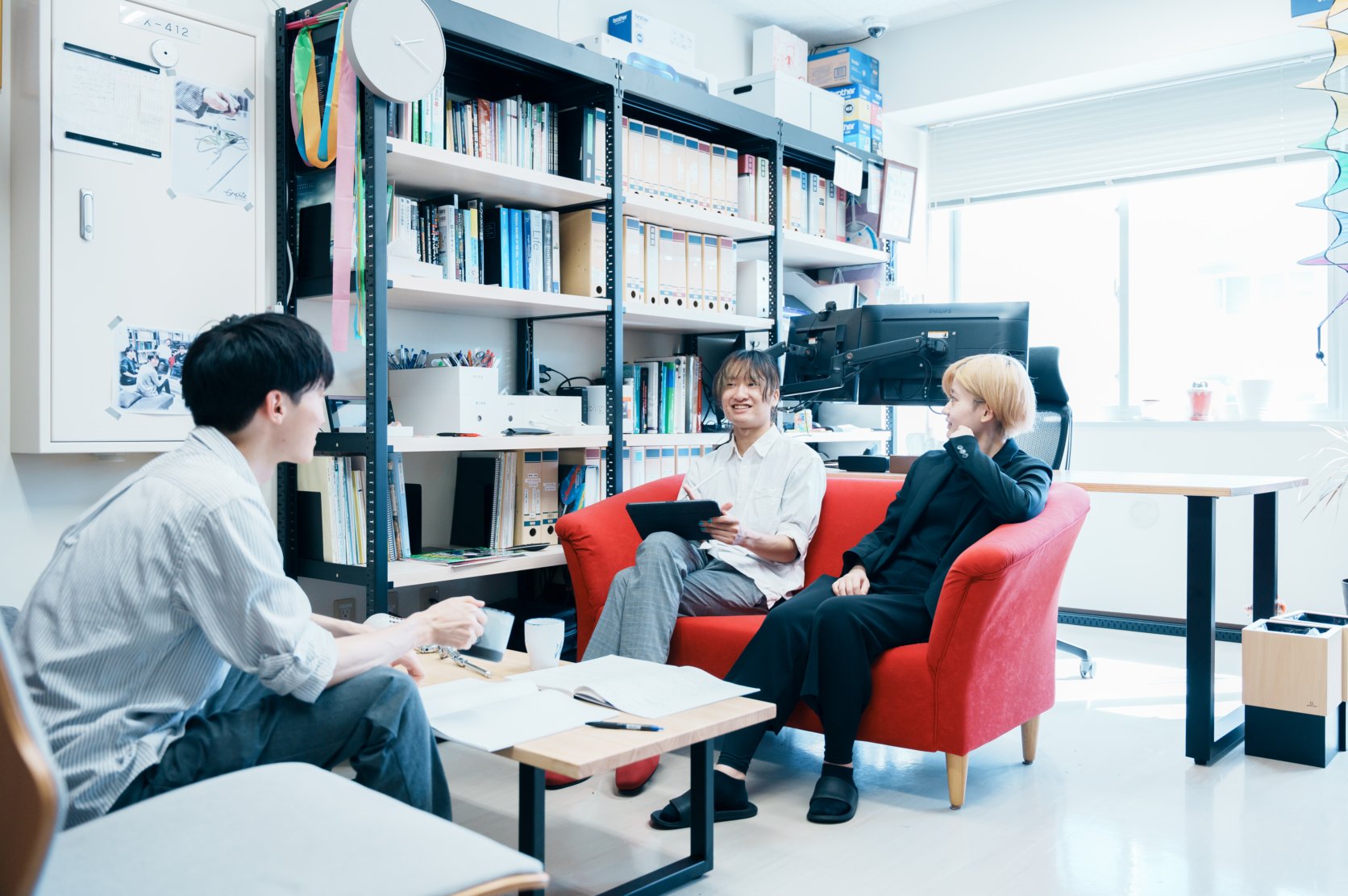 研究に関して熱い議論を交わしています。