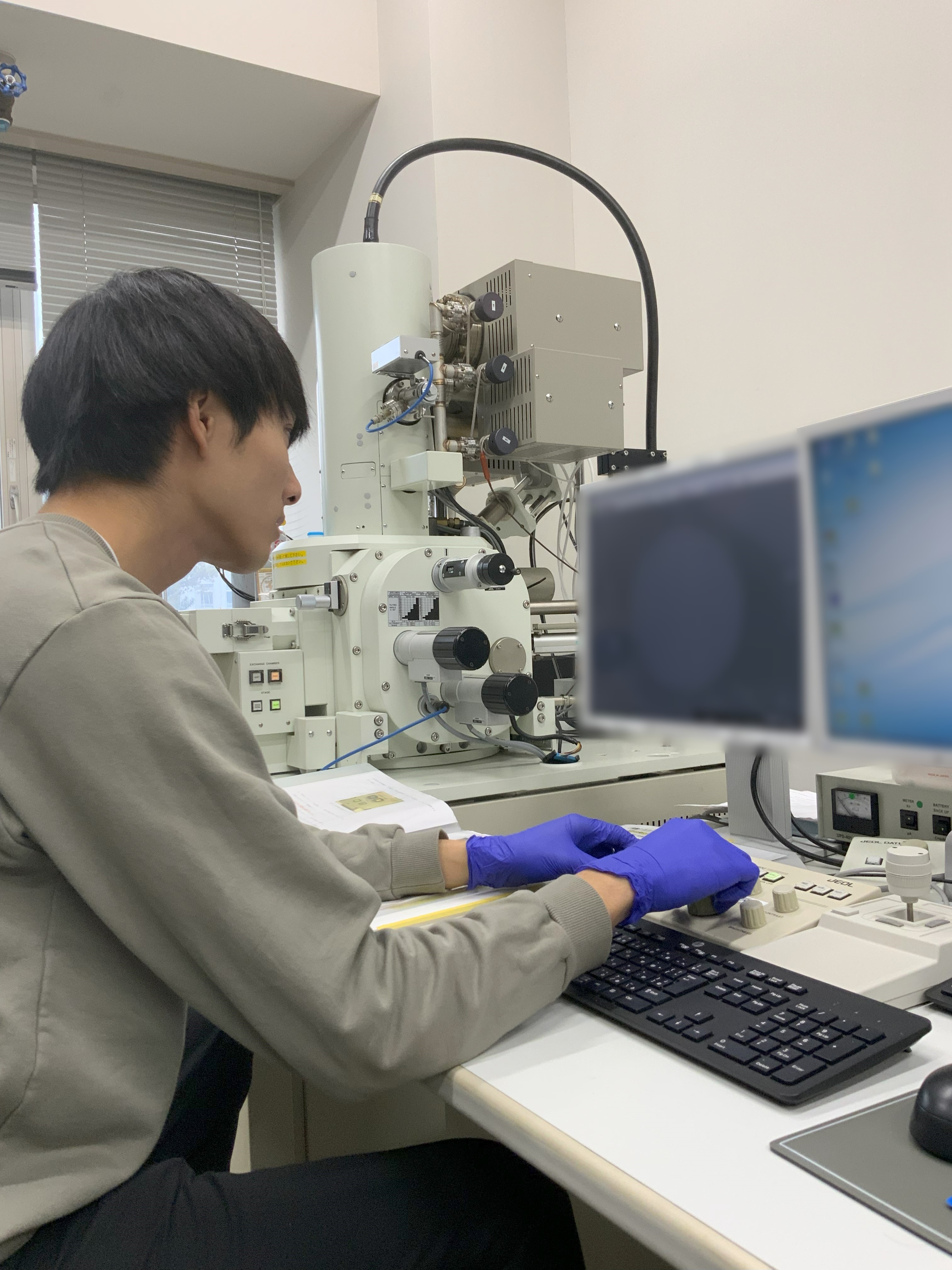 研究で作製したステントを電子顕微鏡で観察している様子