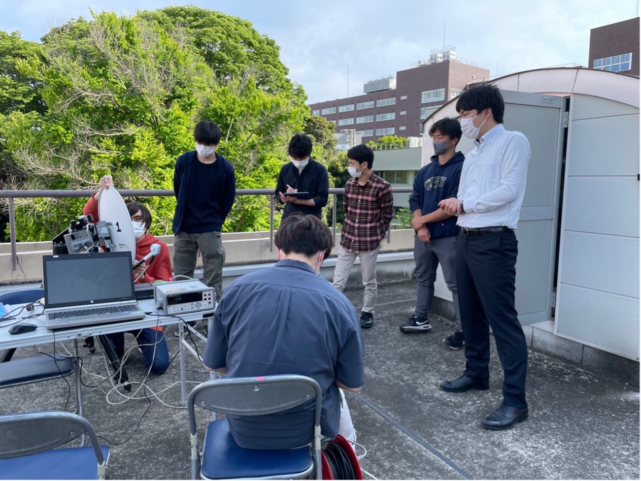 筑波大学3年生向けの授業の様子。小型の電波望遠鏡(パラボラアンテナ)を使った、アンテナの性能評価の実習。