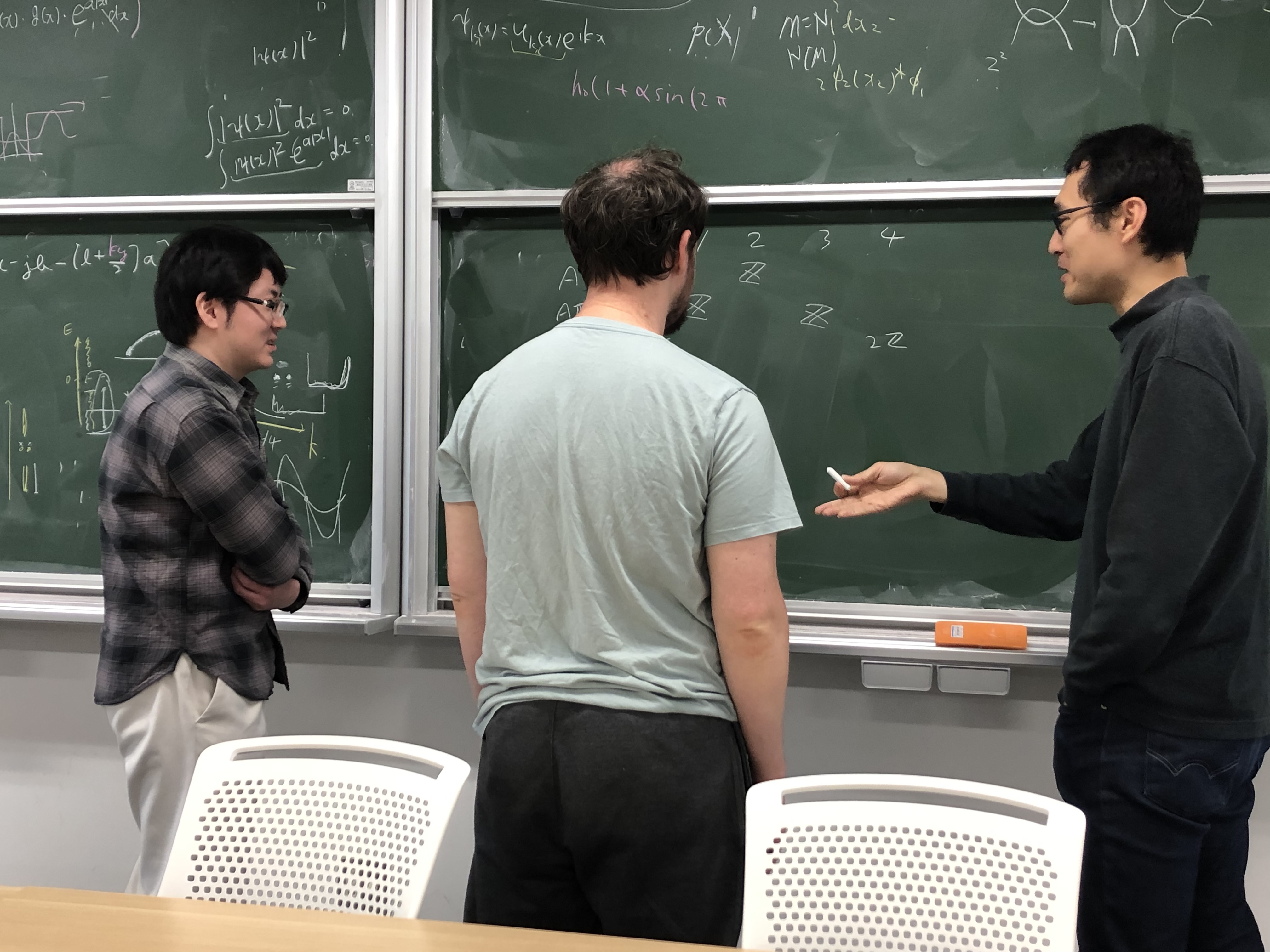 研究室メンバーとの議論の風景。右端が私、中央はアメリカ人の特任助教、左端は日本人の特任助教です。