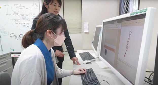 勉強した理論を発展させ、理論開発とプログラミングを行い、未知の電子状態を明らかにします。