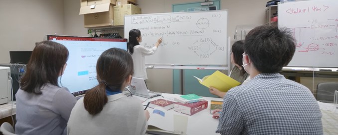 量子力学、統計力学や電磁気、固体電子論など関連する学問の応用を学びます。