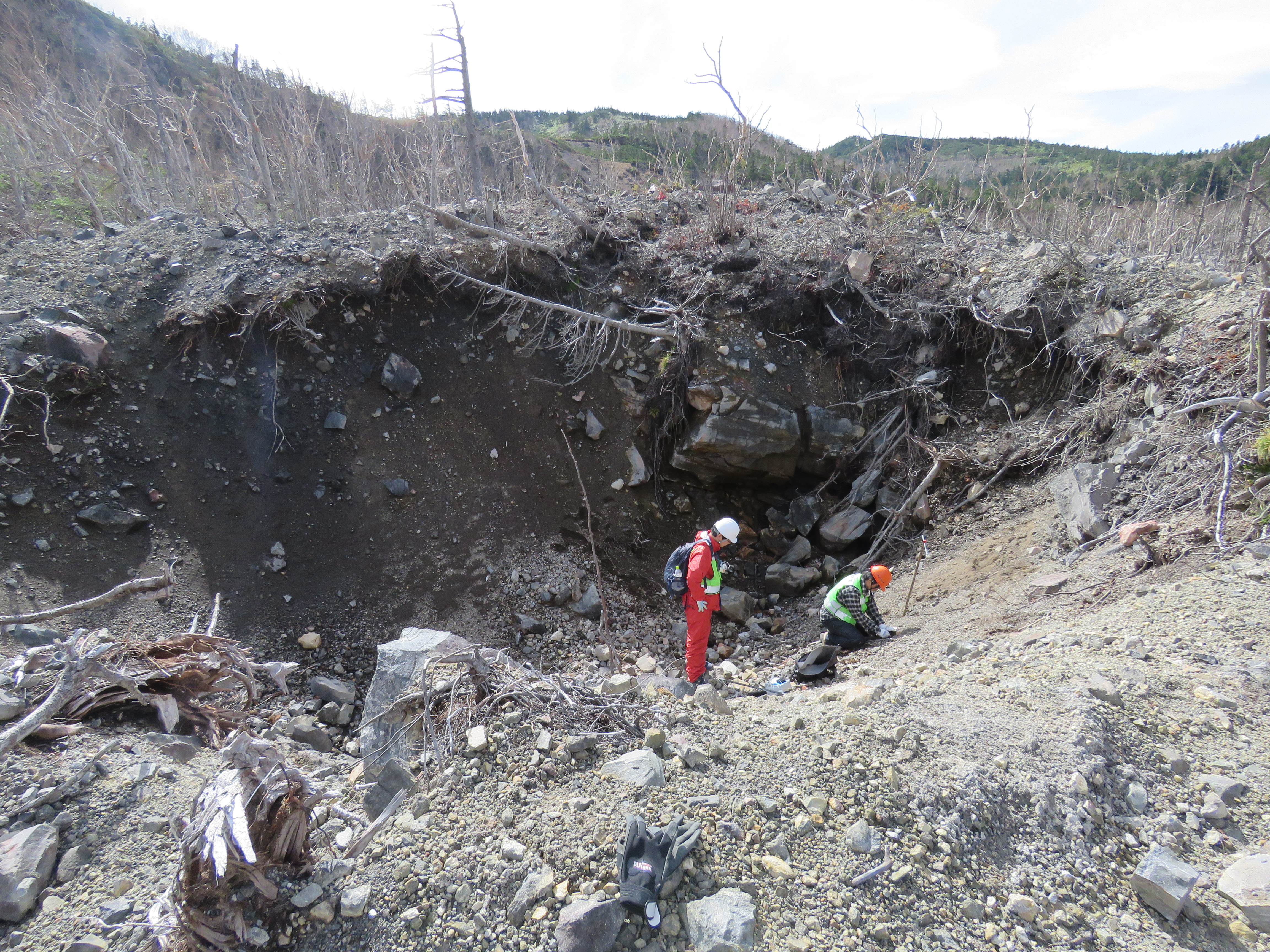 草津白根山・本白根山で2018年に噴火した火口内で微量の火山ガスを採取するようす