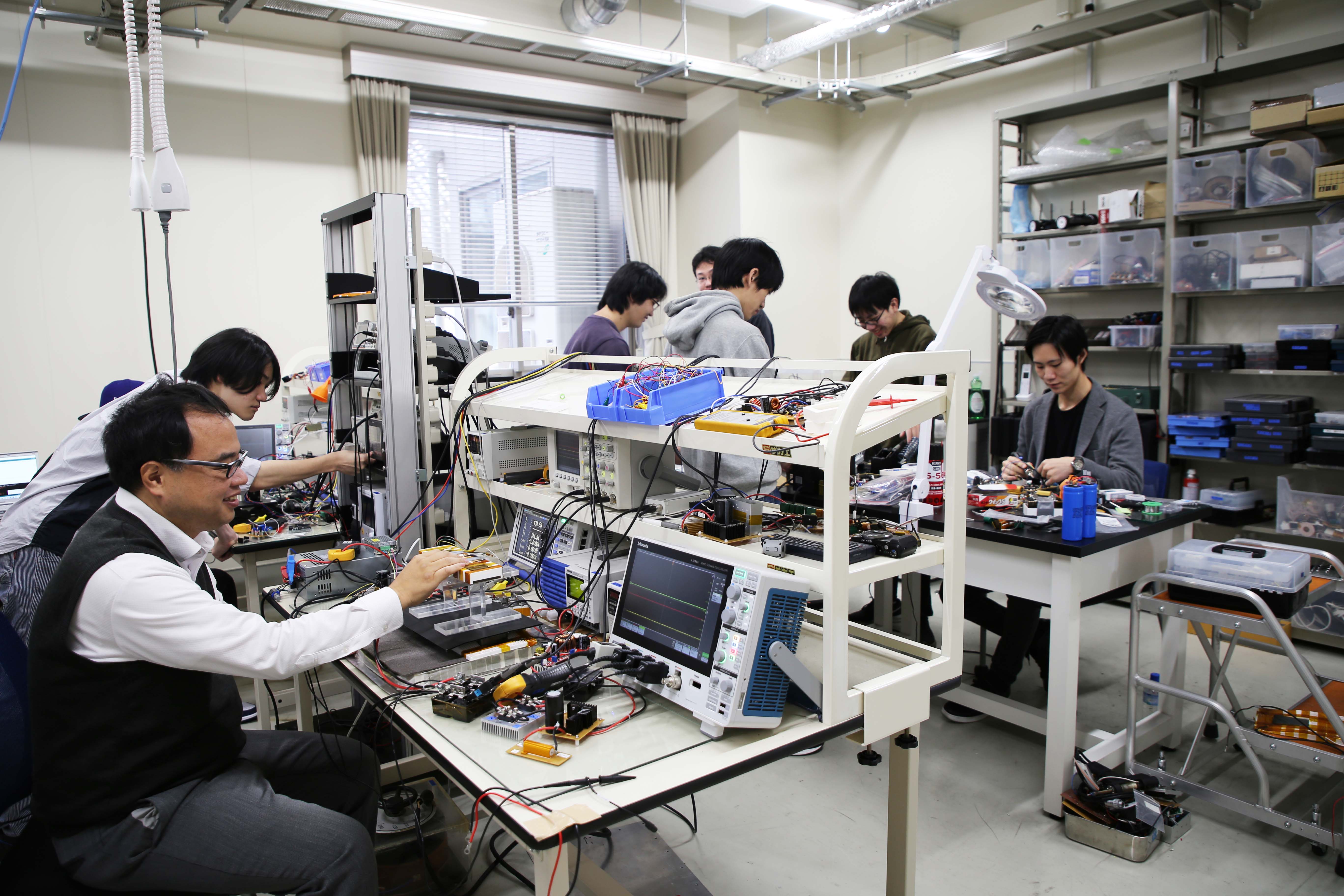 実験室の風景です。オシロスコープなどの計測機器を使ってワイヤレス給電システムを測定しています。