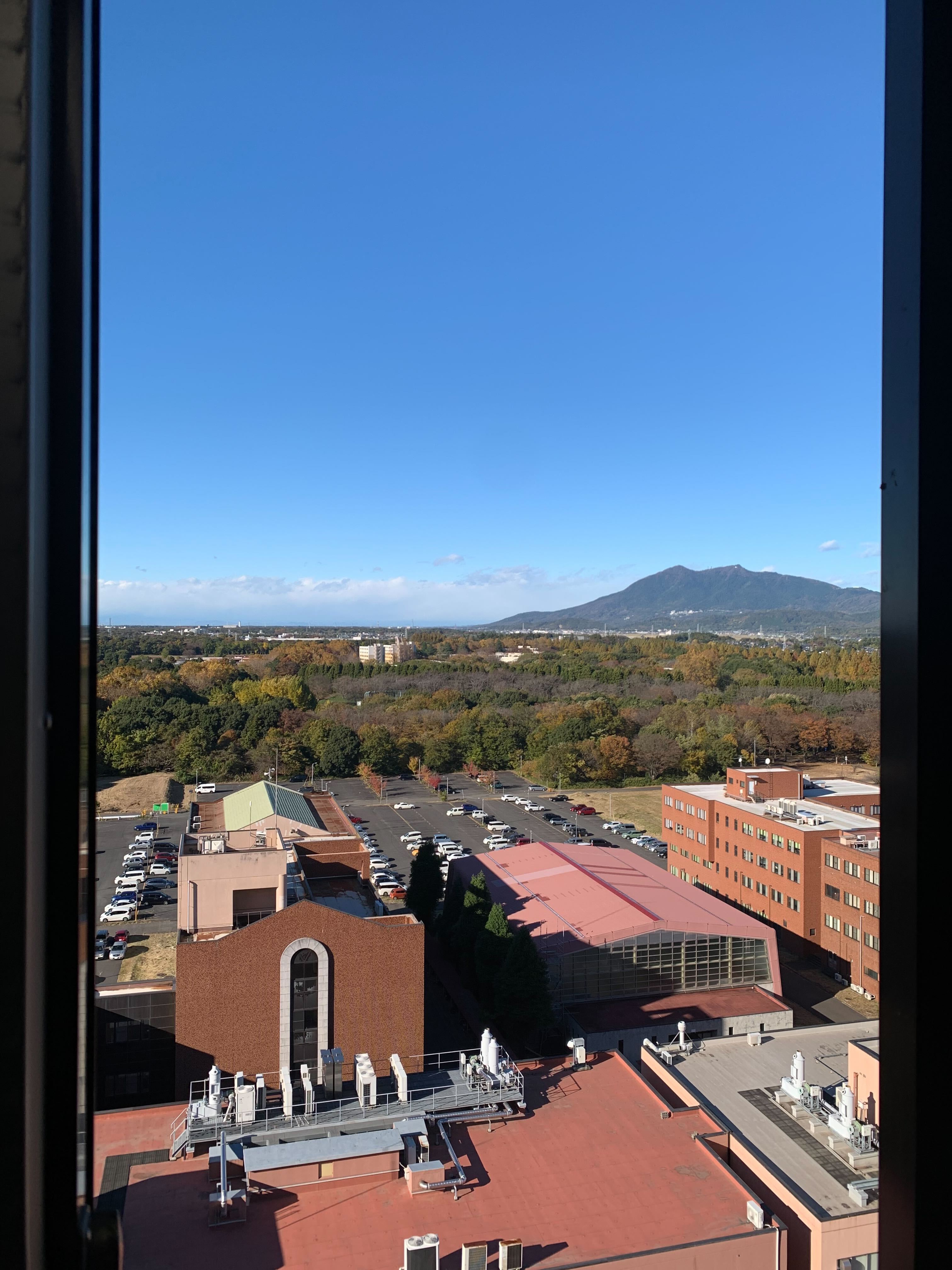 窓から見える筑波山です。冬の天気が良い日には日光連山の雪化粧も見えます。