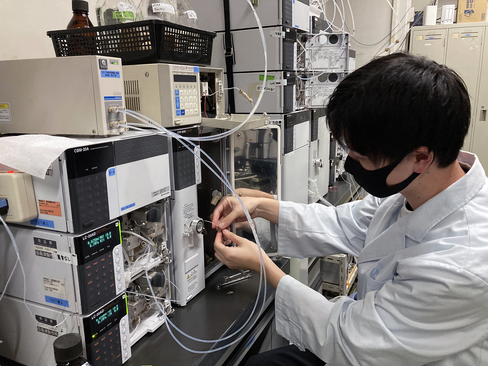 細胞から抽出した生体成分を分析装置で測定して、種類と量を決定します。
得られた結果から、生体成分の役割とそのメカニズムを解析していきます。