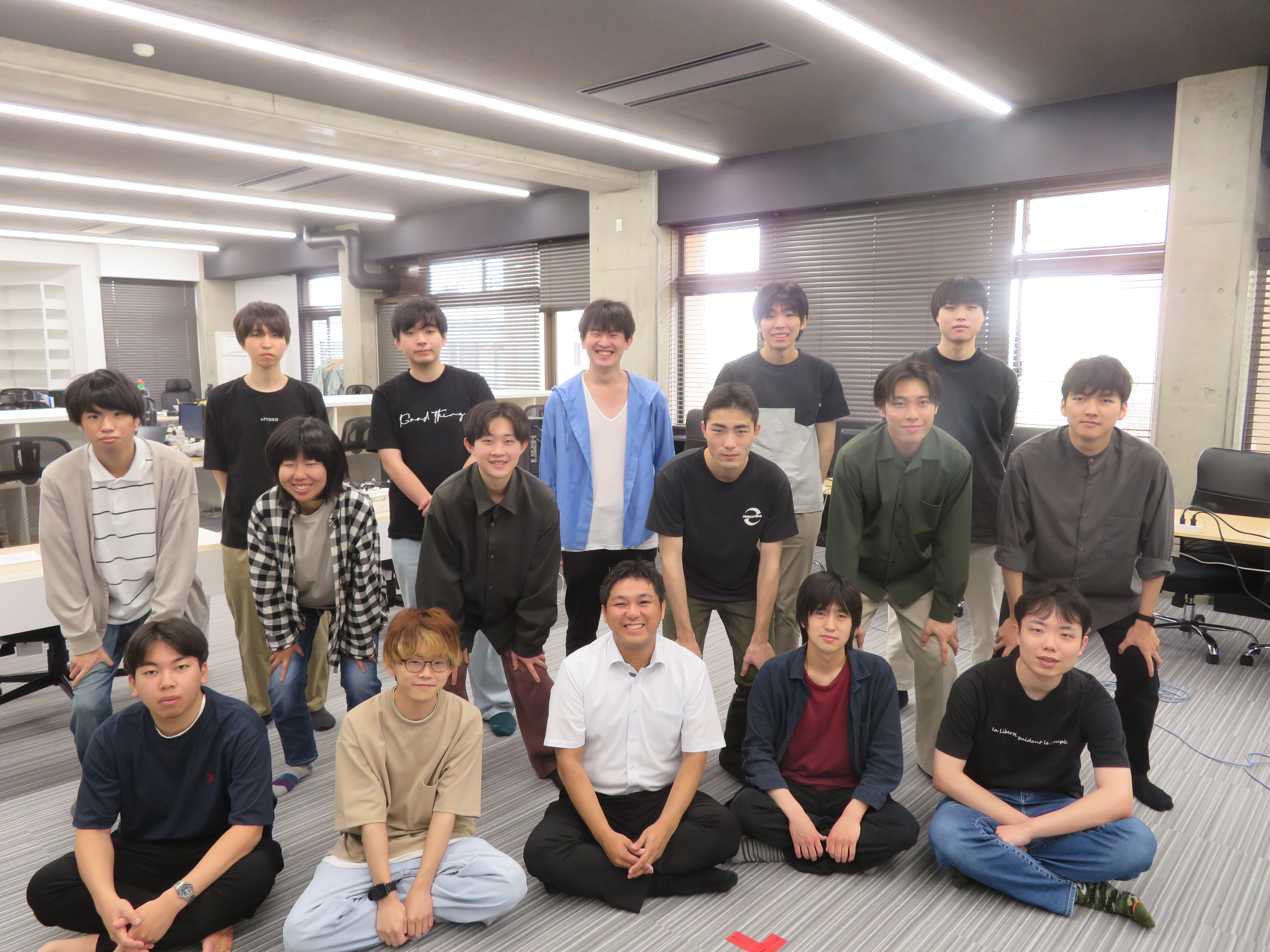 研究室メンバーが普段生活する学生部屋で撮影した、2023年度研究室メンバーの集合写真です。向上心が高い学生が集まってくれ、みんなでワイワイやっています。