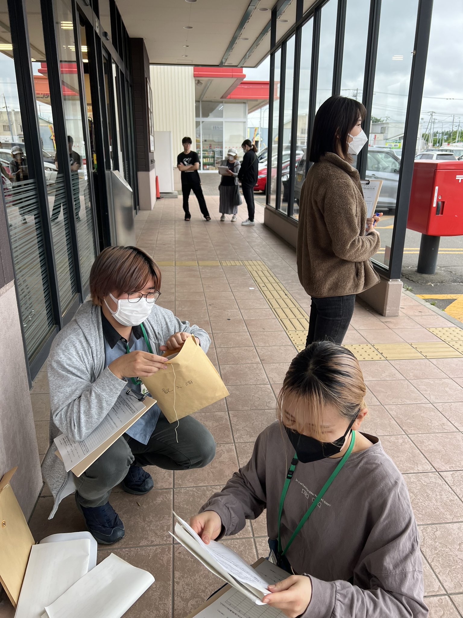 消費者がたまごを購入する際にどのような基準を意識して購入しているかを把握するため、近隣のスーパーマーケットでアンケートを行いました。学生が地域住民と積極的にコミュニケーションをとりながらアンケートの回収を頑張りました。