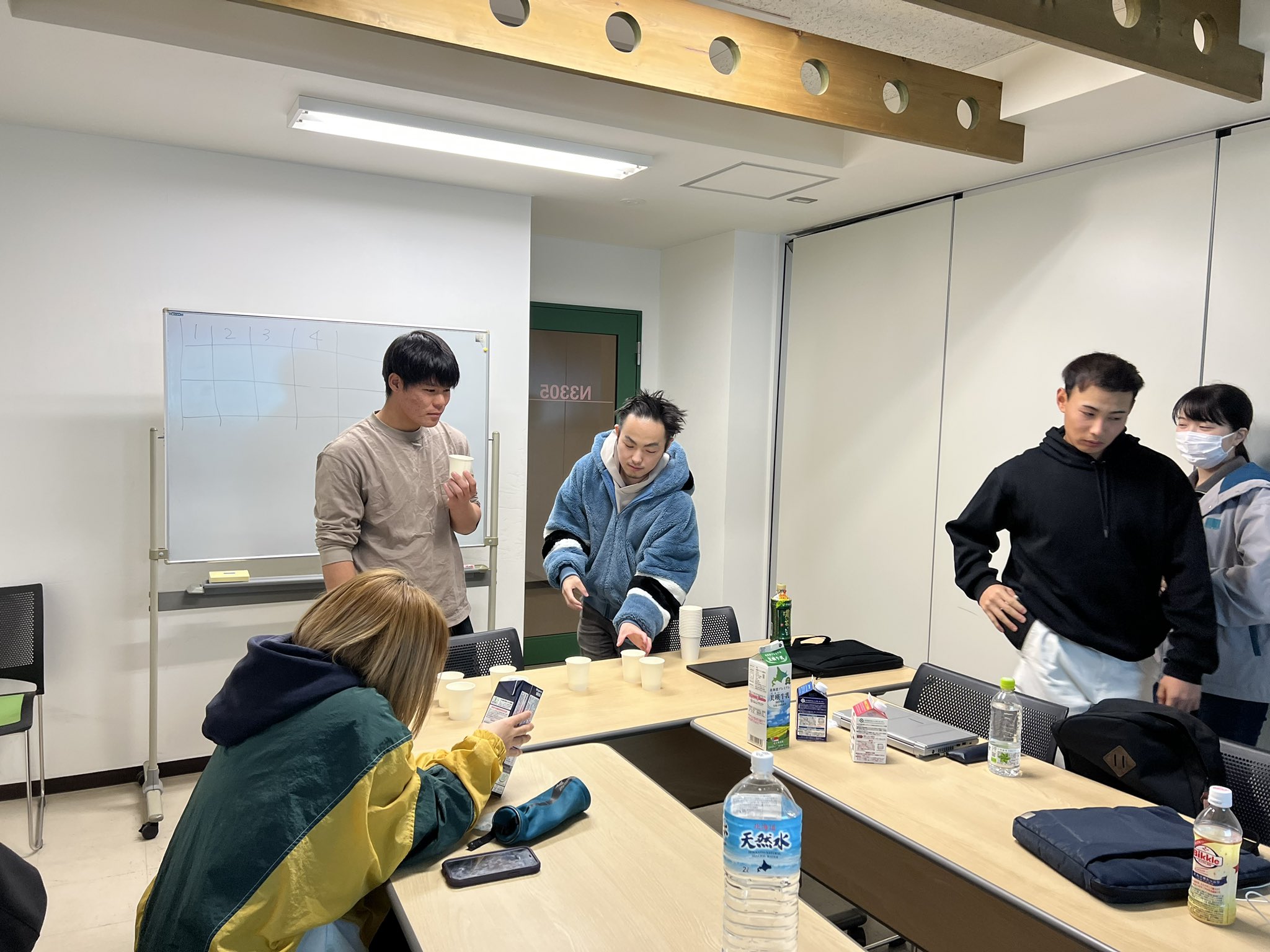 3・4年時に開講する卒業研究ゼミナールでは、卒業研究の進捗状況の発表や興味のある論文の輪読を実施しています。この写真はとある学生が牛乳に係る論文について報告した際に、急遽、市販されている牛乳の味の違いについてブラインドテストを行った時のものです。文章だけでは理解しにくいことは実際に体験してもらうことで理解度を高めてもらっています。