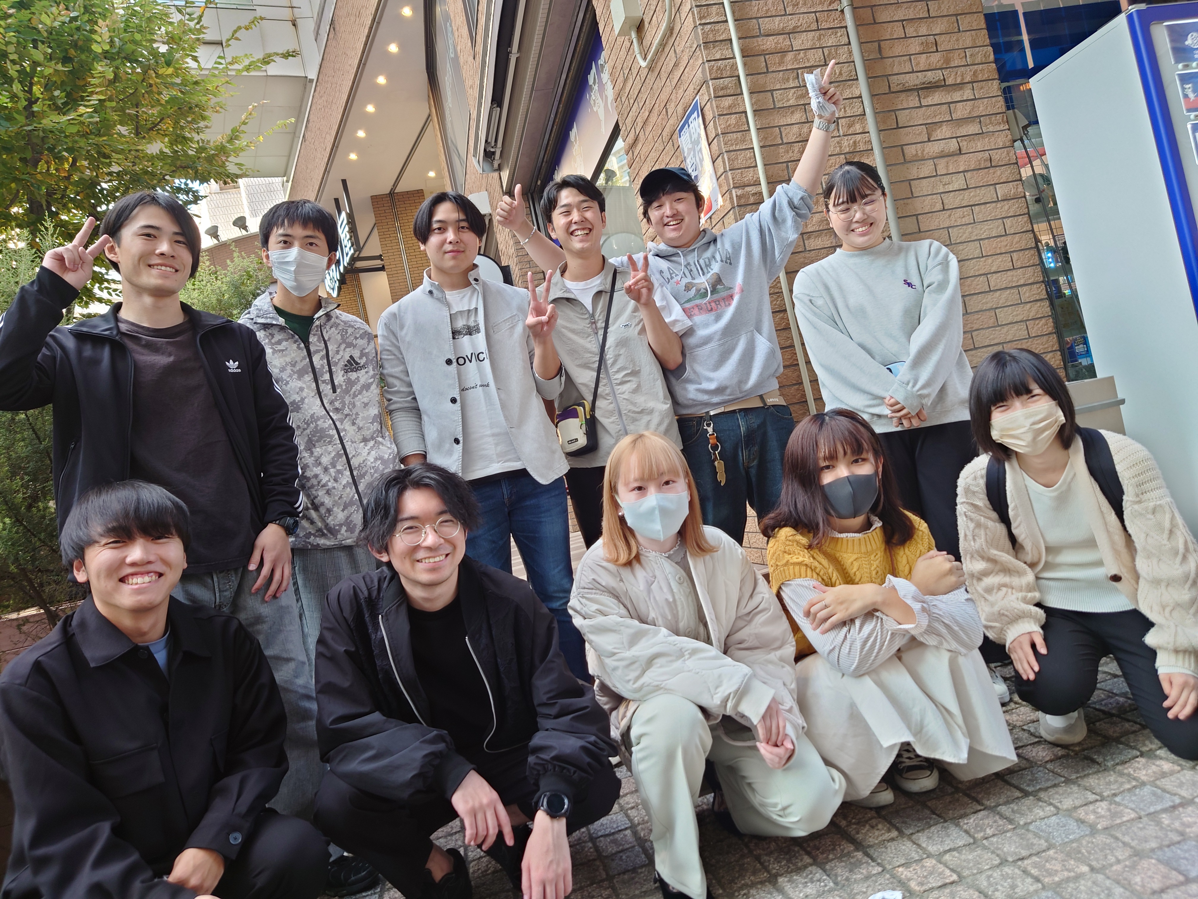 石川研究室では、研究室全員参加でフィールドワークを実施します。毎年秋には、恒例の中心市街地環境アンケート調査。街ゆく人たちに直撃するので、心の準備も必要です。