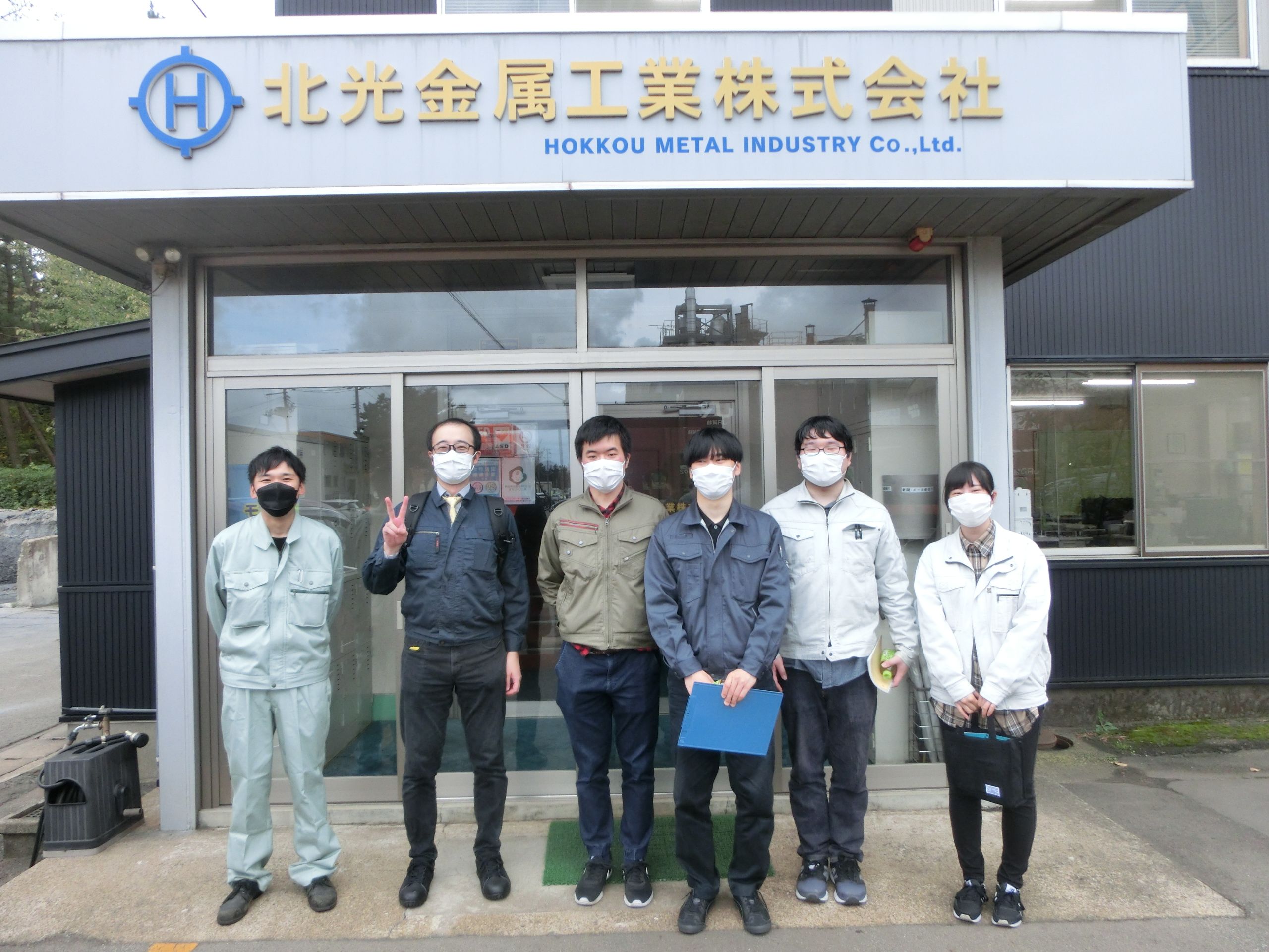 秋田大学のある秋田市内で鋳鉄製品を製造している鋳造工場を、当研究室の所属学生とともに見学させていただきました。研究室での実験よりもはるかにスケールが大きく、見ごたえがあります！