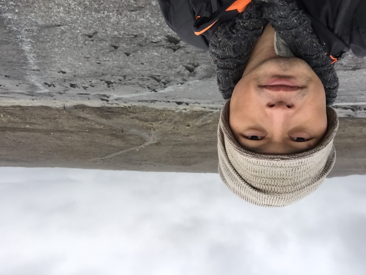 学会で訪れたアイスランドの氷床の上で。現在の火星には北極に大きな氷床がありますが、約38億年前には赤道の方も広範囲で氷床に覆われていた可能性があり、そのような氷床の生成を再現して当時の火星の水環境に迫るシミュレーション研究にも取り組んでいます。