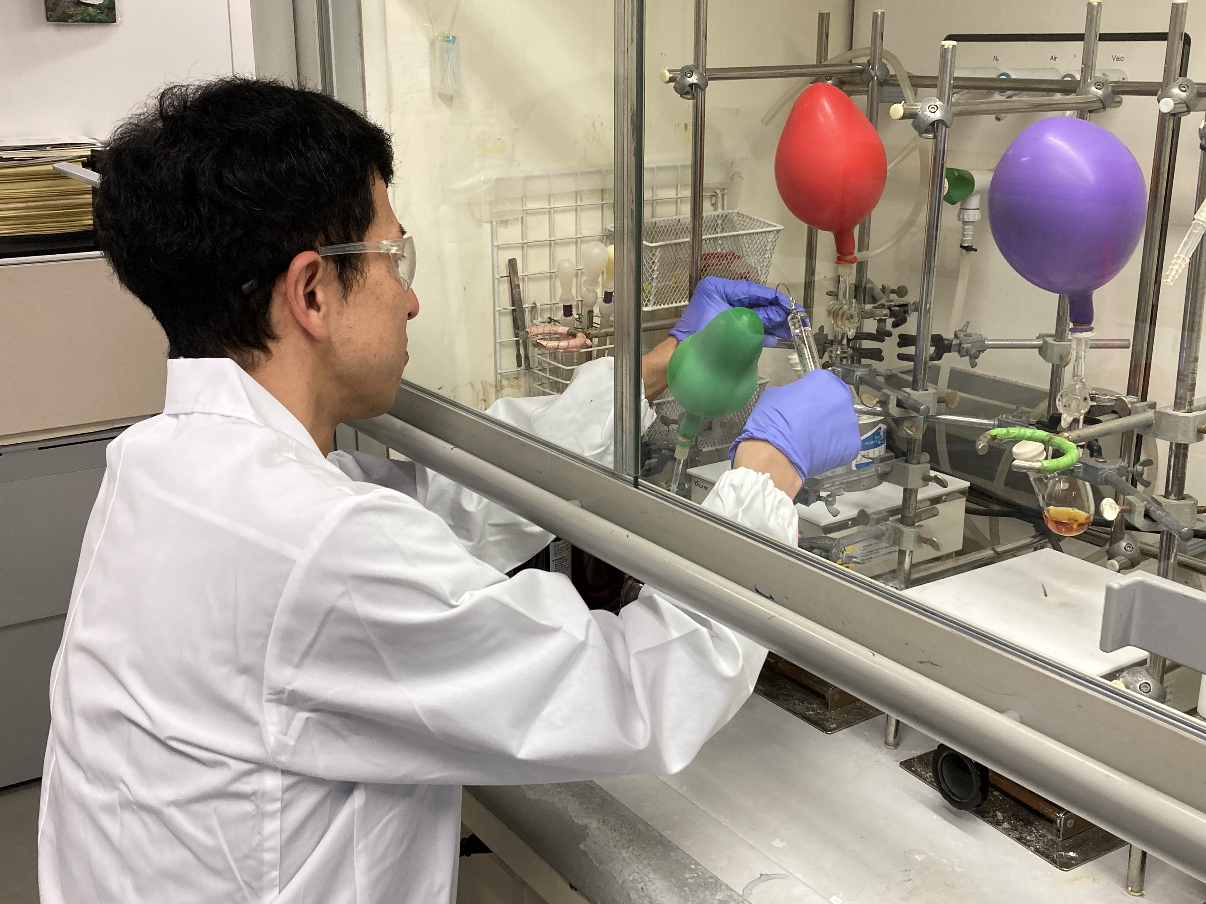 反応フラスコに試薬を入れている様子