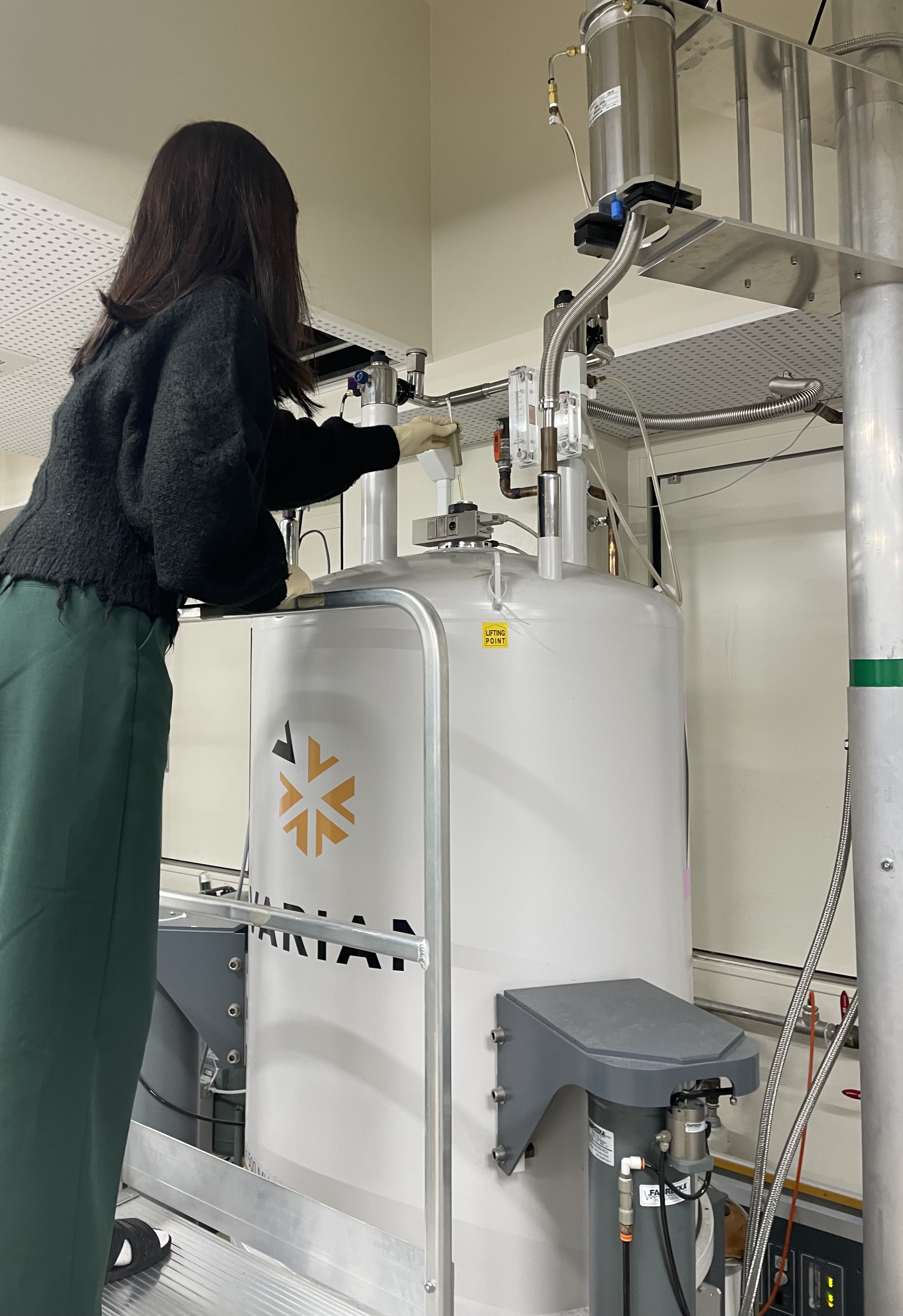 学内設備のNMRという装置を使って作った化合物の構造を調べます。