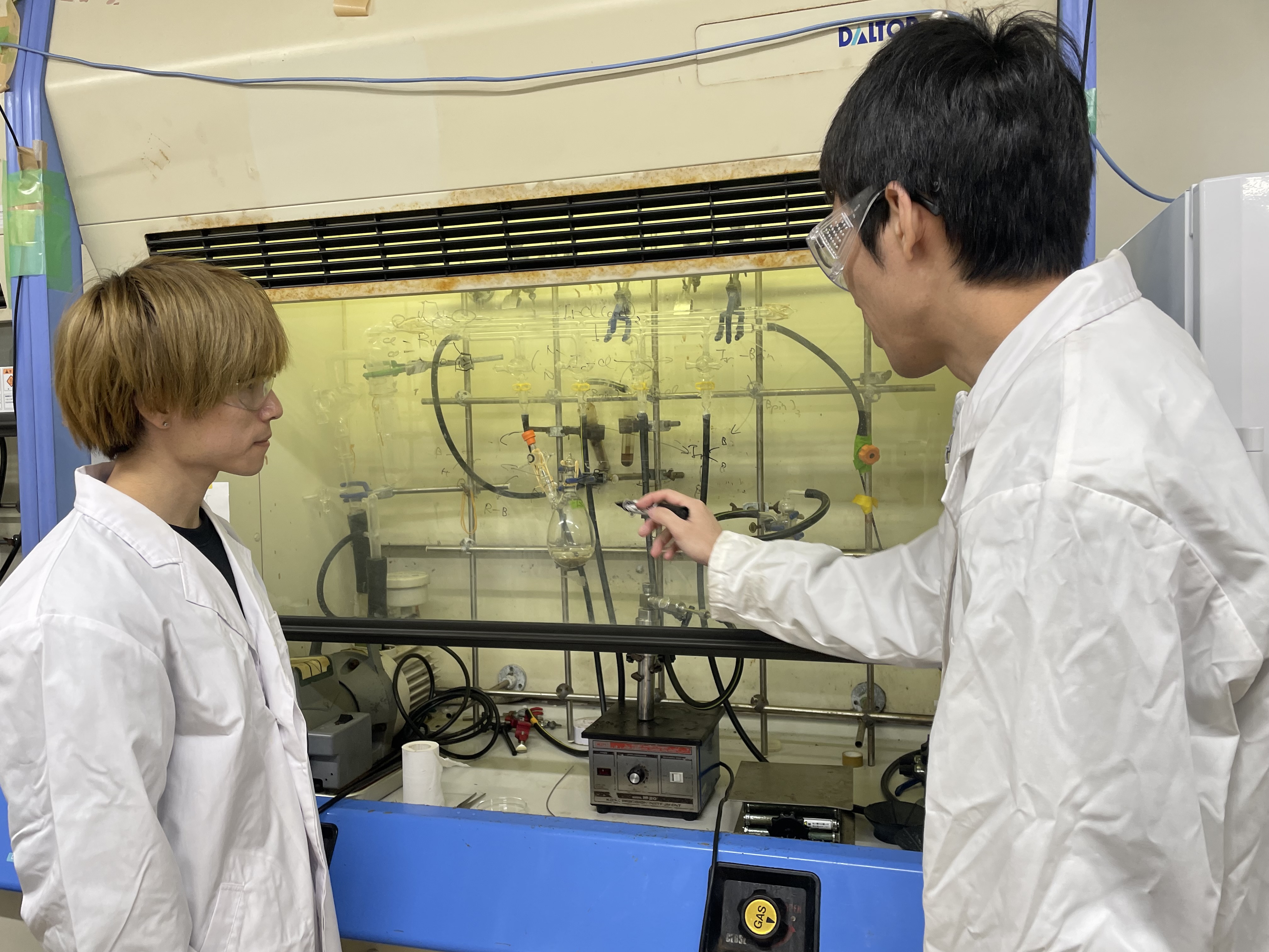 実験中に思いついた反応のアイデアについて、ディスカッション中。すぐ書かないと忘れます。