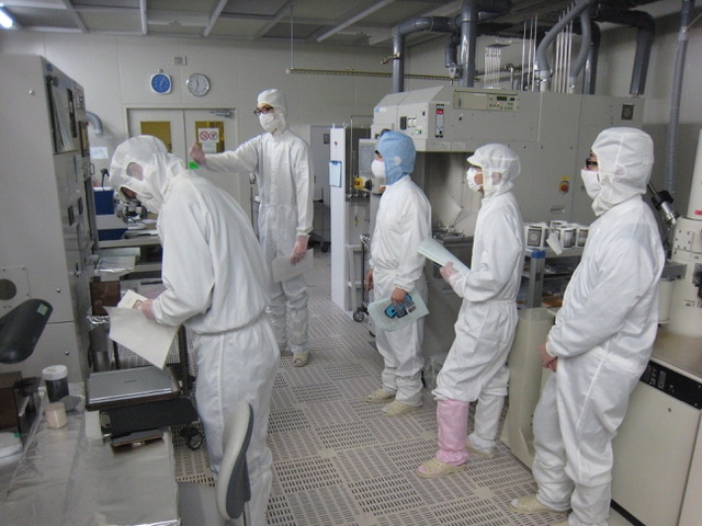 クリーンルームで作業する風景。様々な微細加工装置を駆使してナノ構造を作ります。
