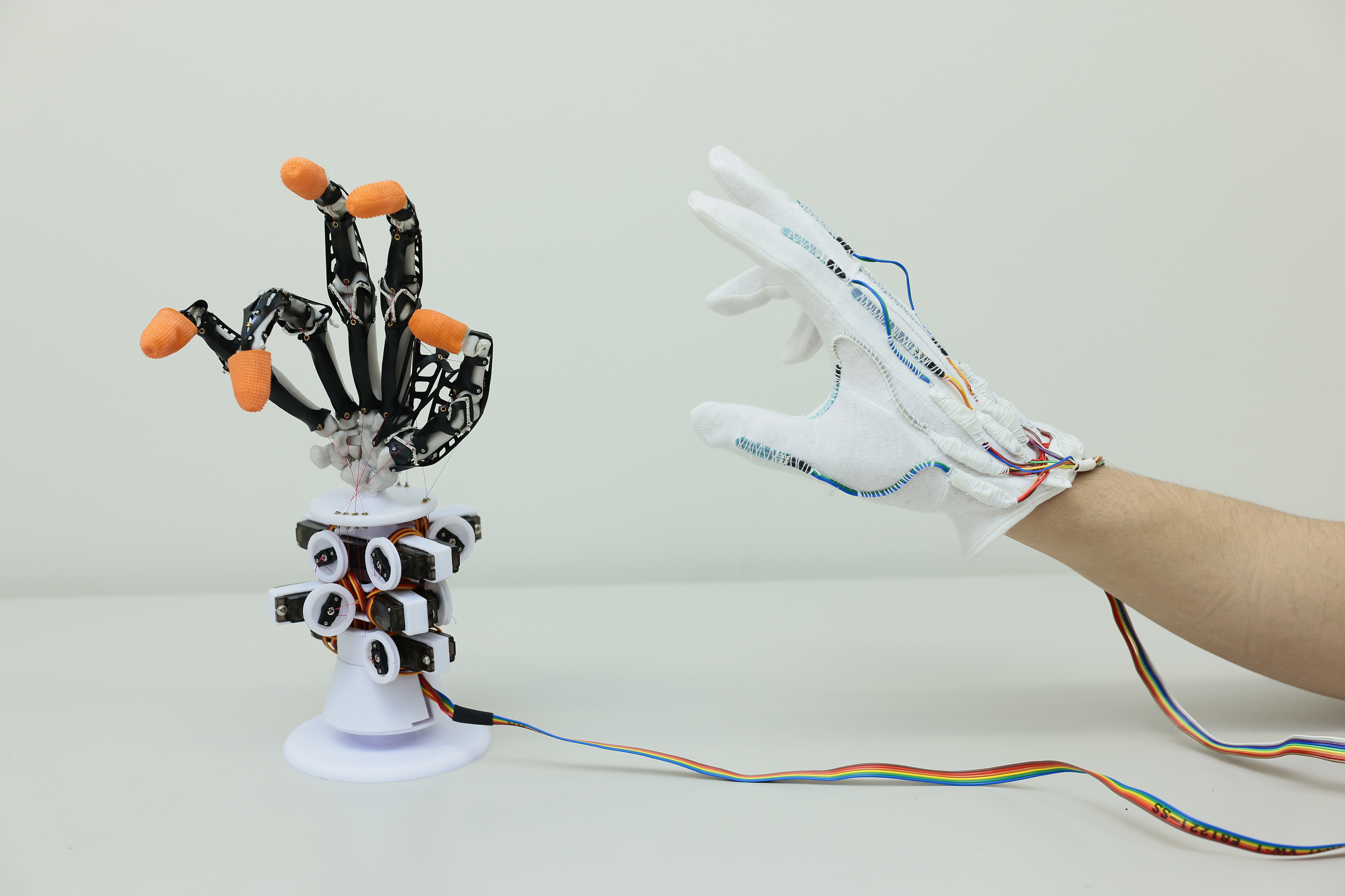 ヒトの動きをコピーする人体模倣ロボットハンド
