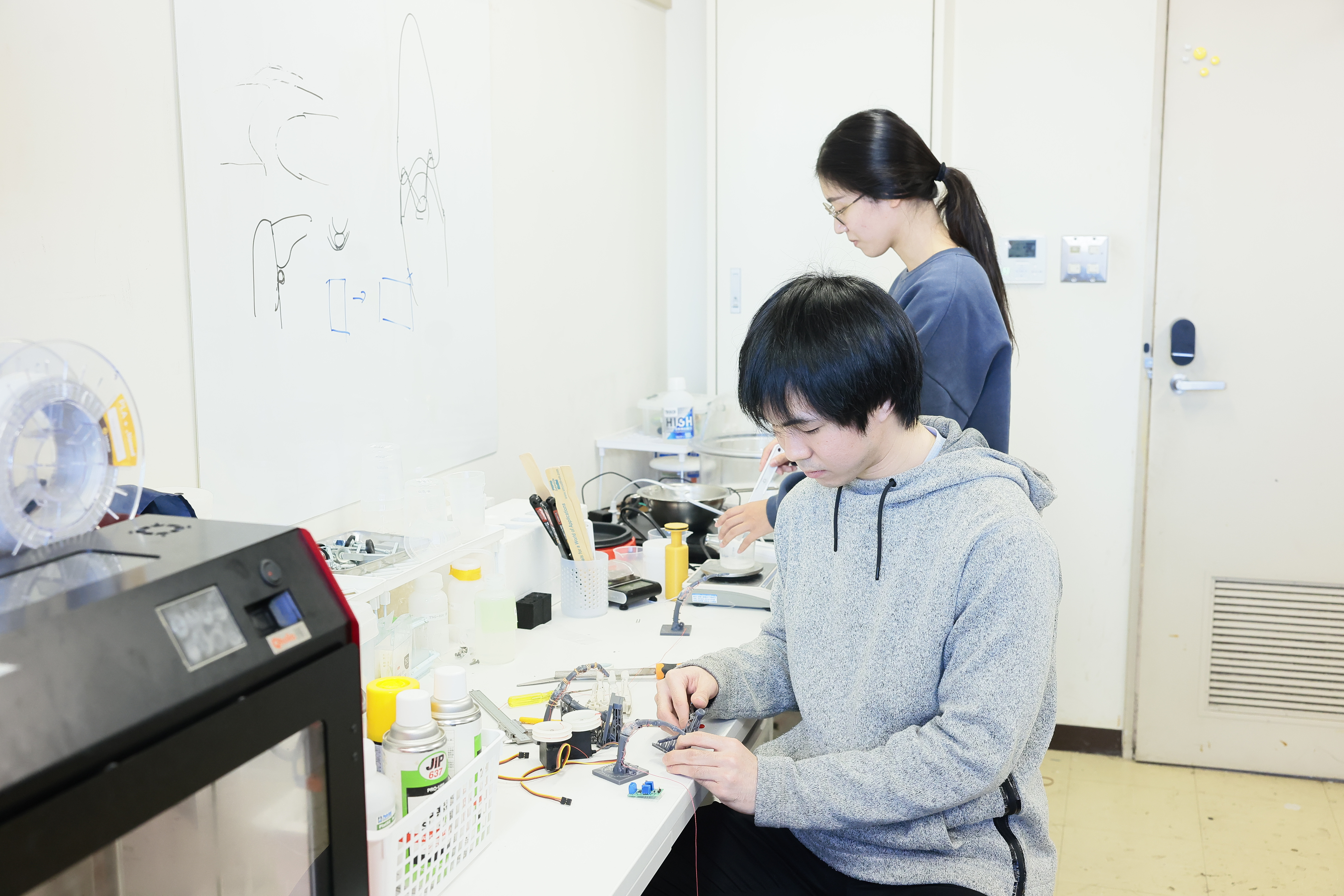 ロボットを作成する学生さん達
