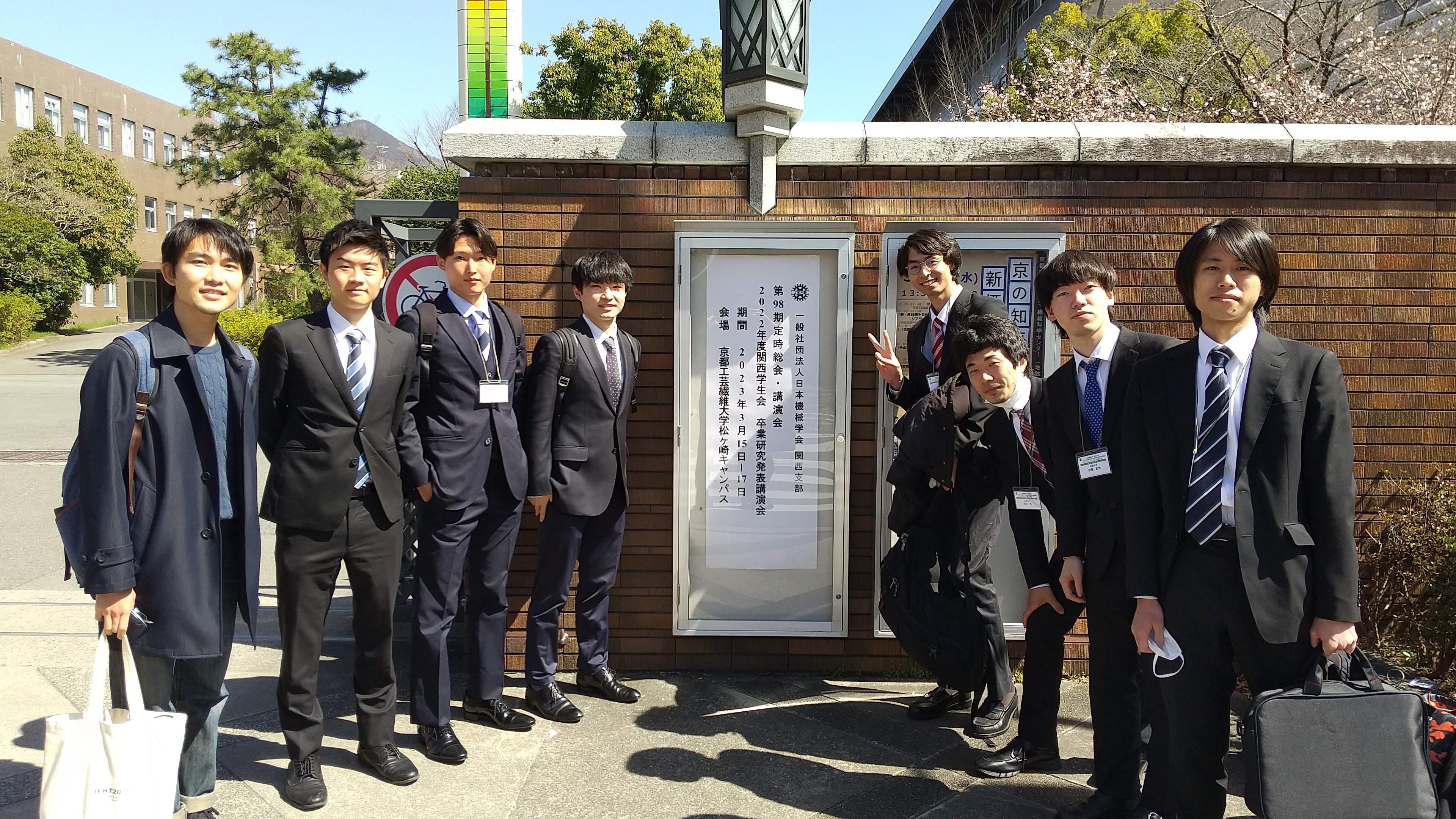 毎年3月に研究室として参加している日本機械学会関西支部の講演会での1枚。学部4回生には1年間の集大成として卒業研究の内容で学会発表を経験してもらいます。