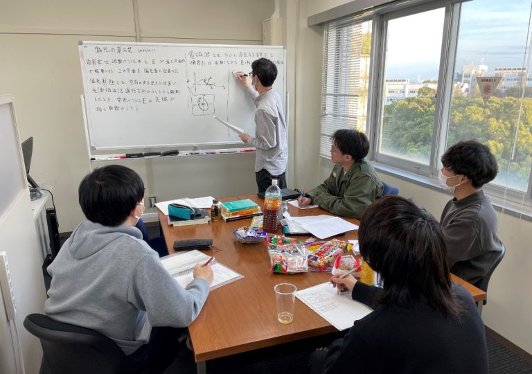 週に1回開催される勉強会の様子。先輩が後輩たちに、光学技術の基本を教えています。