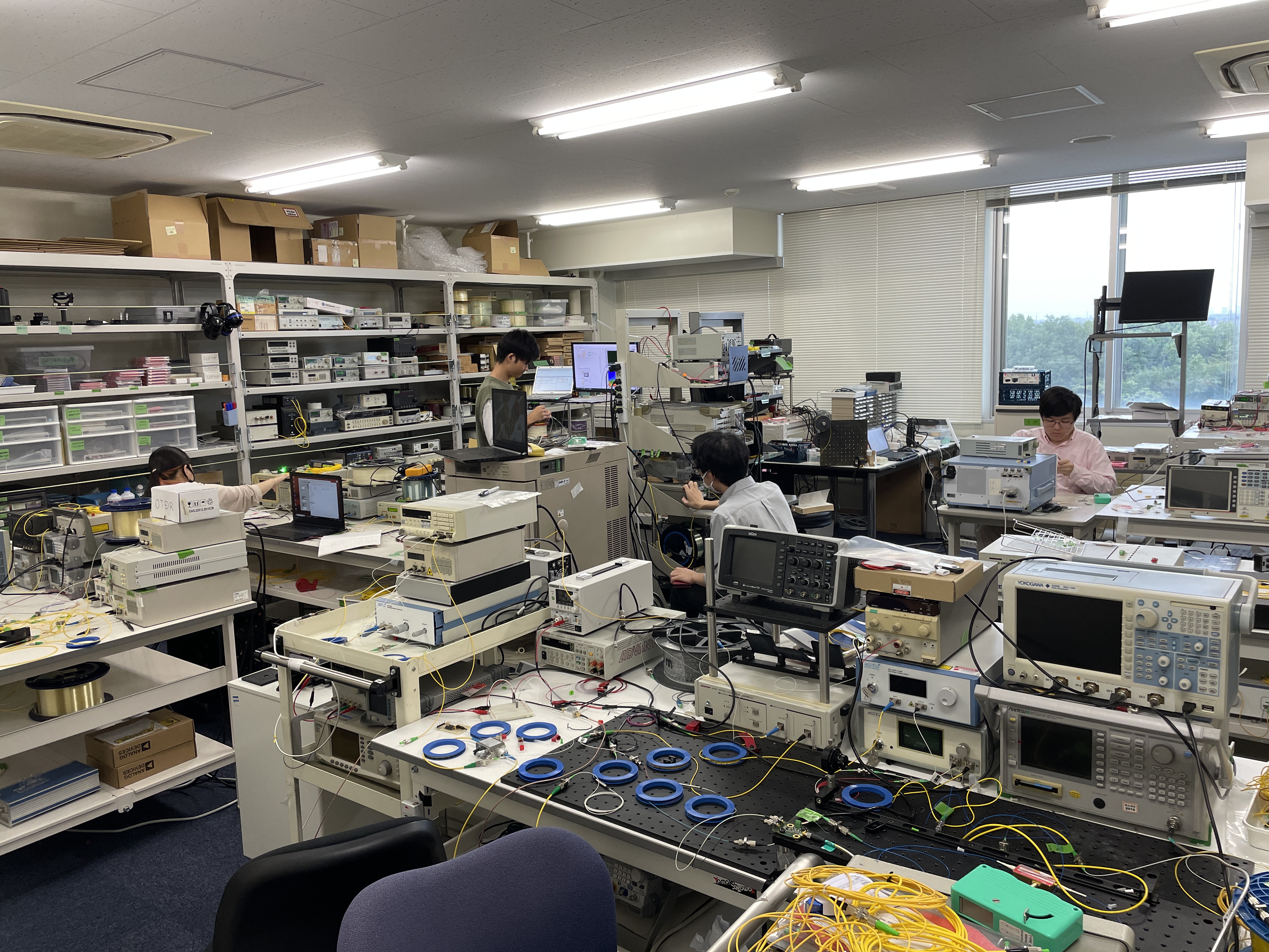 実験室の様子。学生一人一人が創意工夫し、新たな光計測システムを組み上げます。