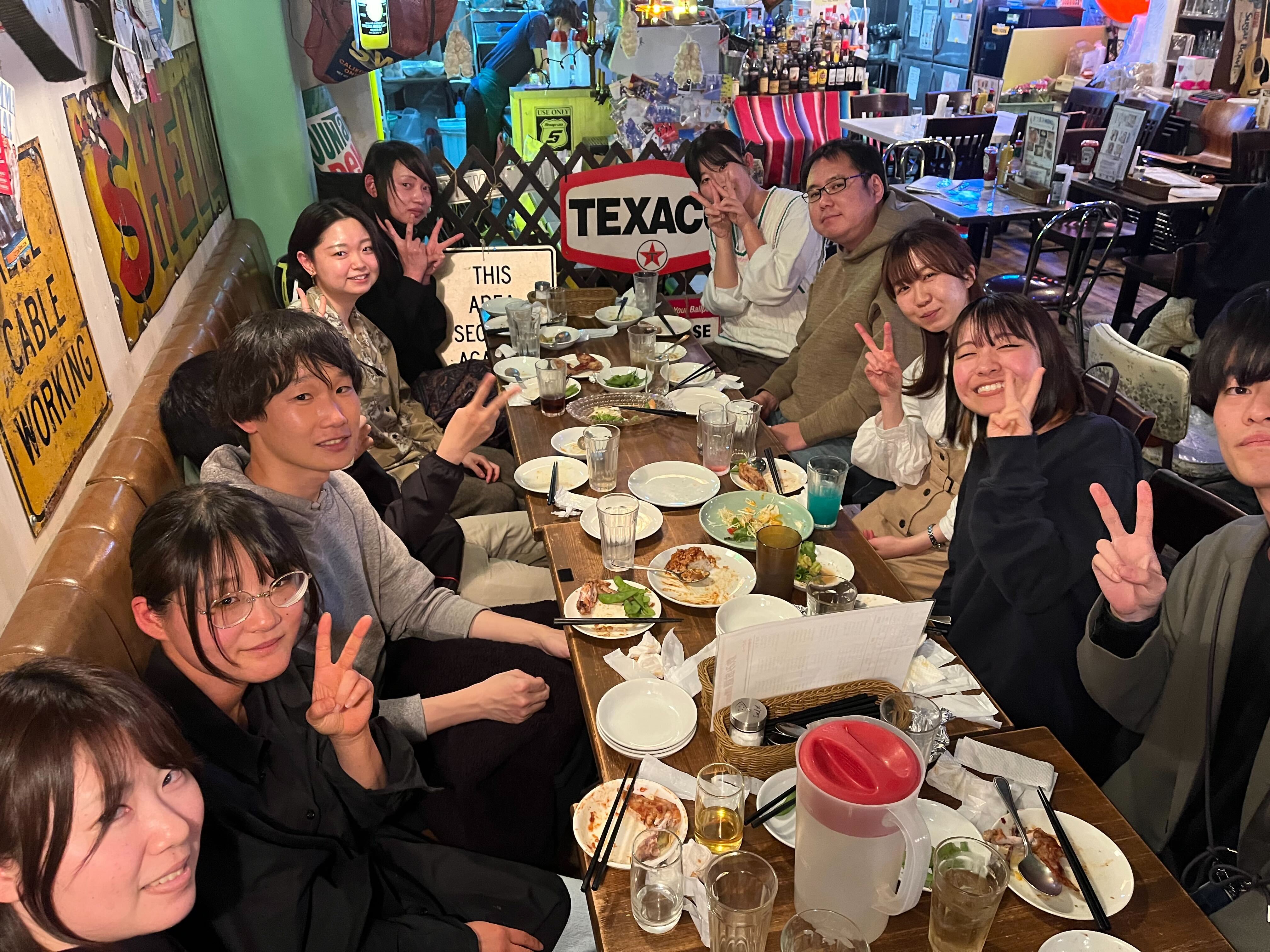 研究室の食事会の風景。こういう場では研究以外の話題もたくさん出て、みんなでワイワイ盛り上がっています。