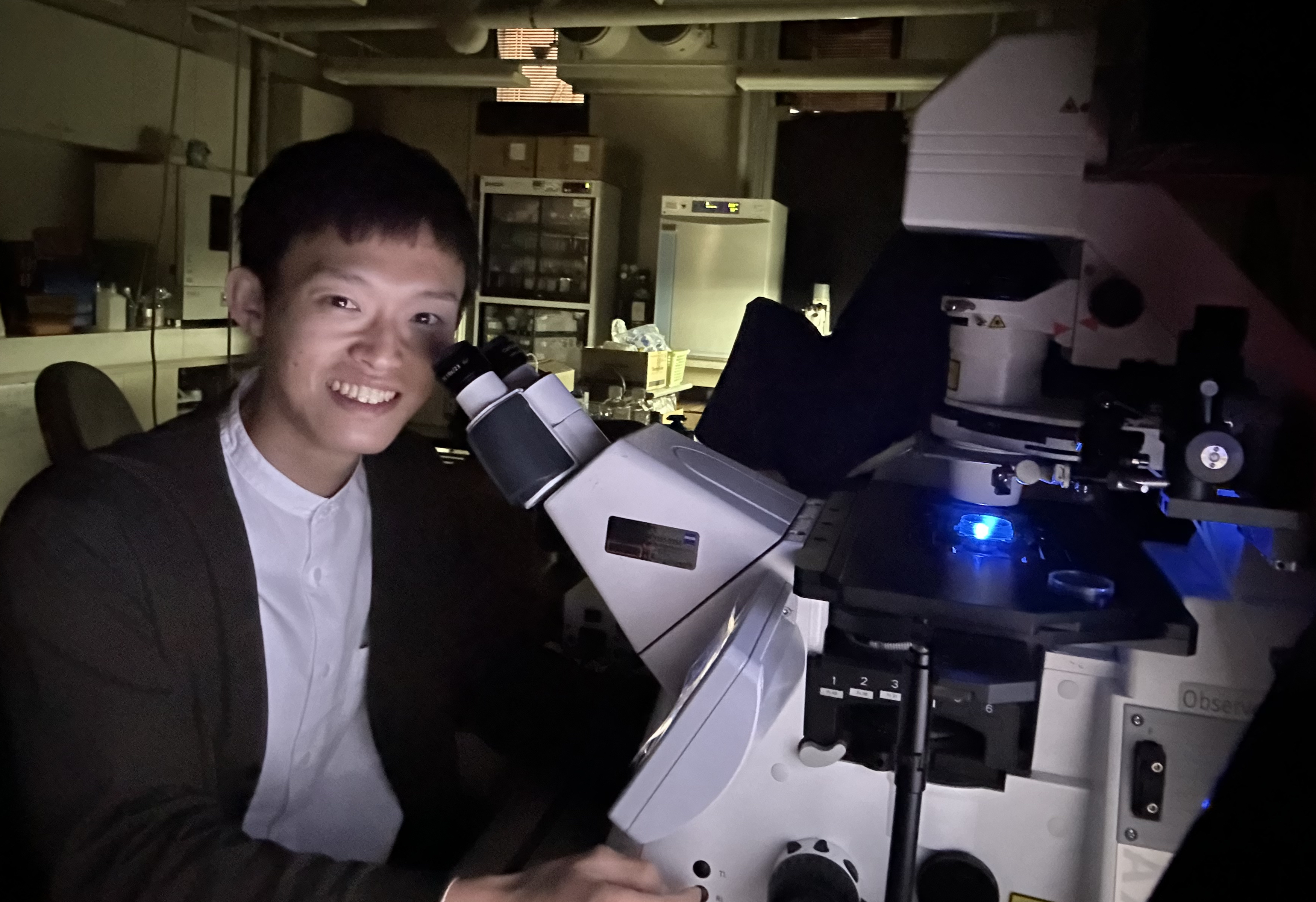 私の研究の基本である、顕微鏡を使った観察の様子。「蛍光」という原理を使って、見たいもの（対象）を「見える化」します。