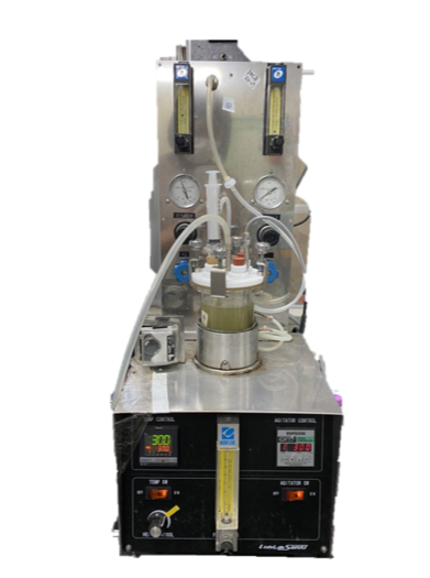 微生物を大量に培養するために使用する培養機器です。温度やpH, 酸素濃度など、様々な培養条件を設定できます。物質生産はこちらを使用して行います。