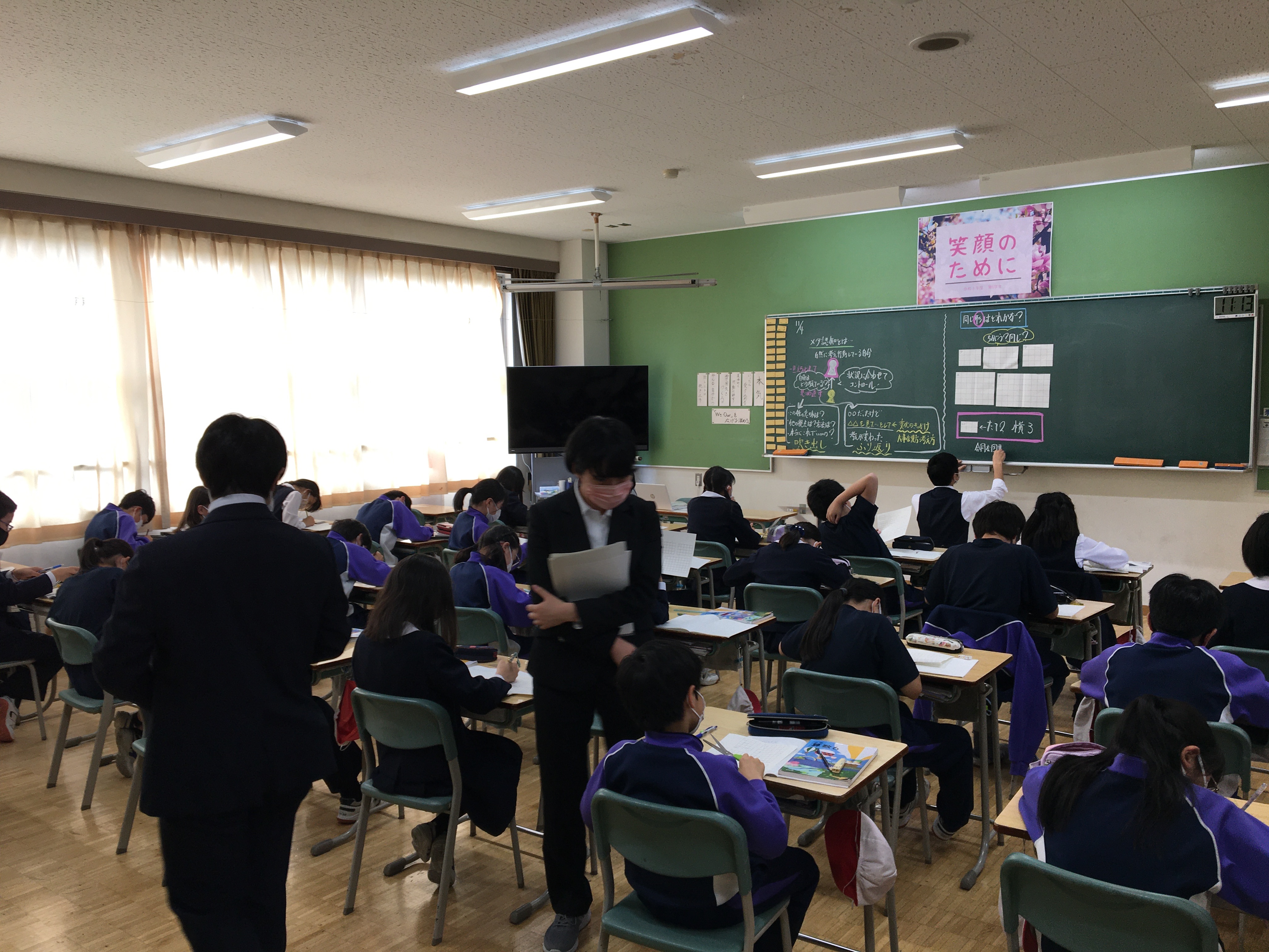 メタ認知を意識しながら算数の問題を解く実践授業（小学校6年生）では、認知心理学研究室のゼミ生（3〜4年生）も参加して机間指導を行いました。