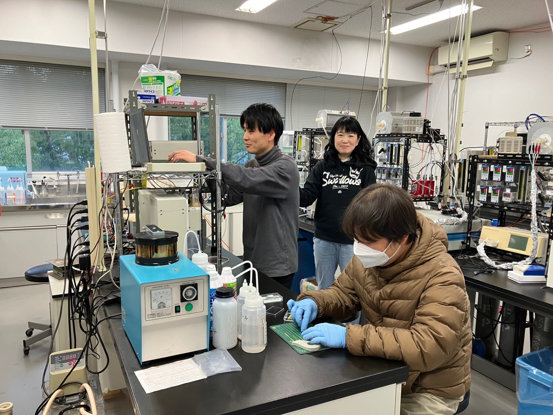 触媒の評価をするための電極作りと電気化学測定をしています。