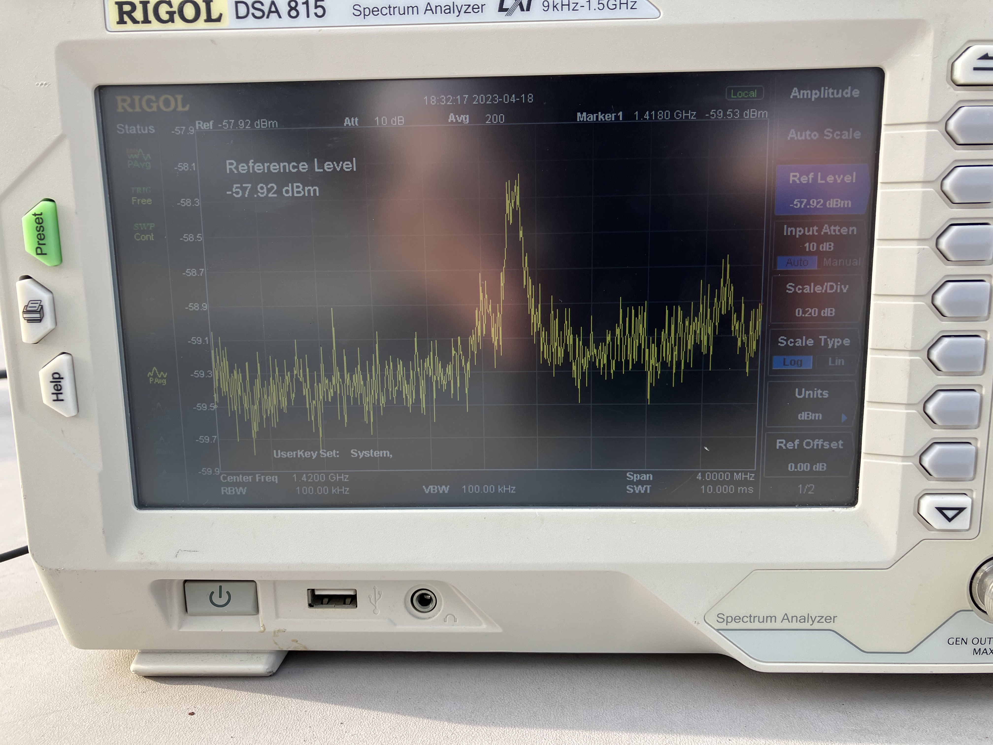手作りの電波望遠鏡で検出した、天の川銀河に分布する水素原子ガスが放射する電波