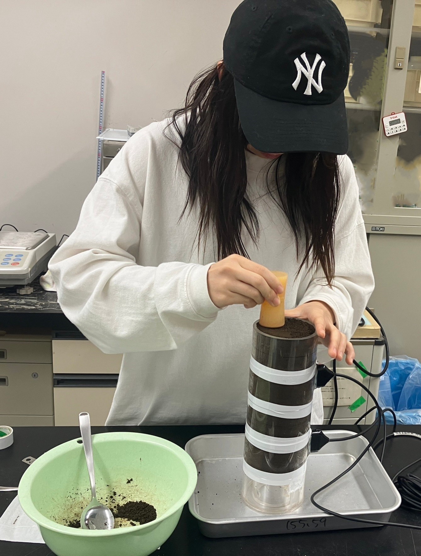 実験条件に従って土を詰める様子