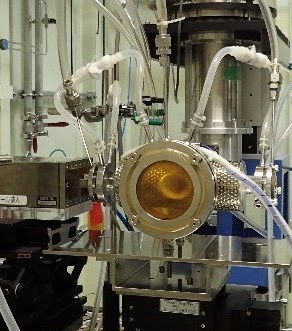 化学種分析をする実験風景。放射光施設(SPring-8やフォトンファクトリー)を利用しています。