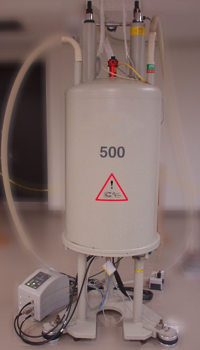 写真は超伝導磁石で、この装置の中に有機化合物を入れて、ベンゼン環があるなど化合物の構造を調べます。