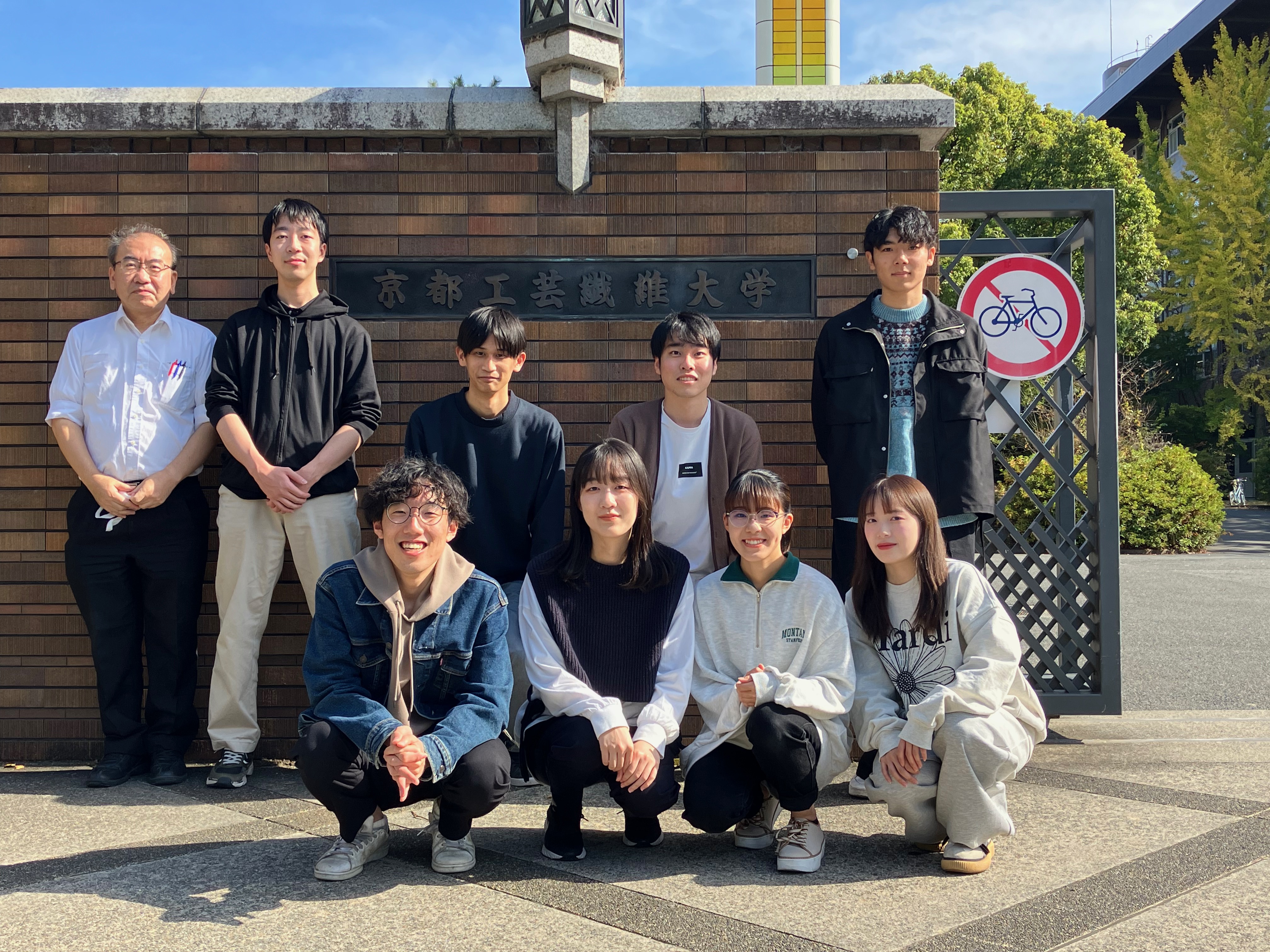 研究室のメンバーと一緒に